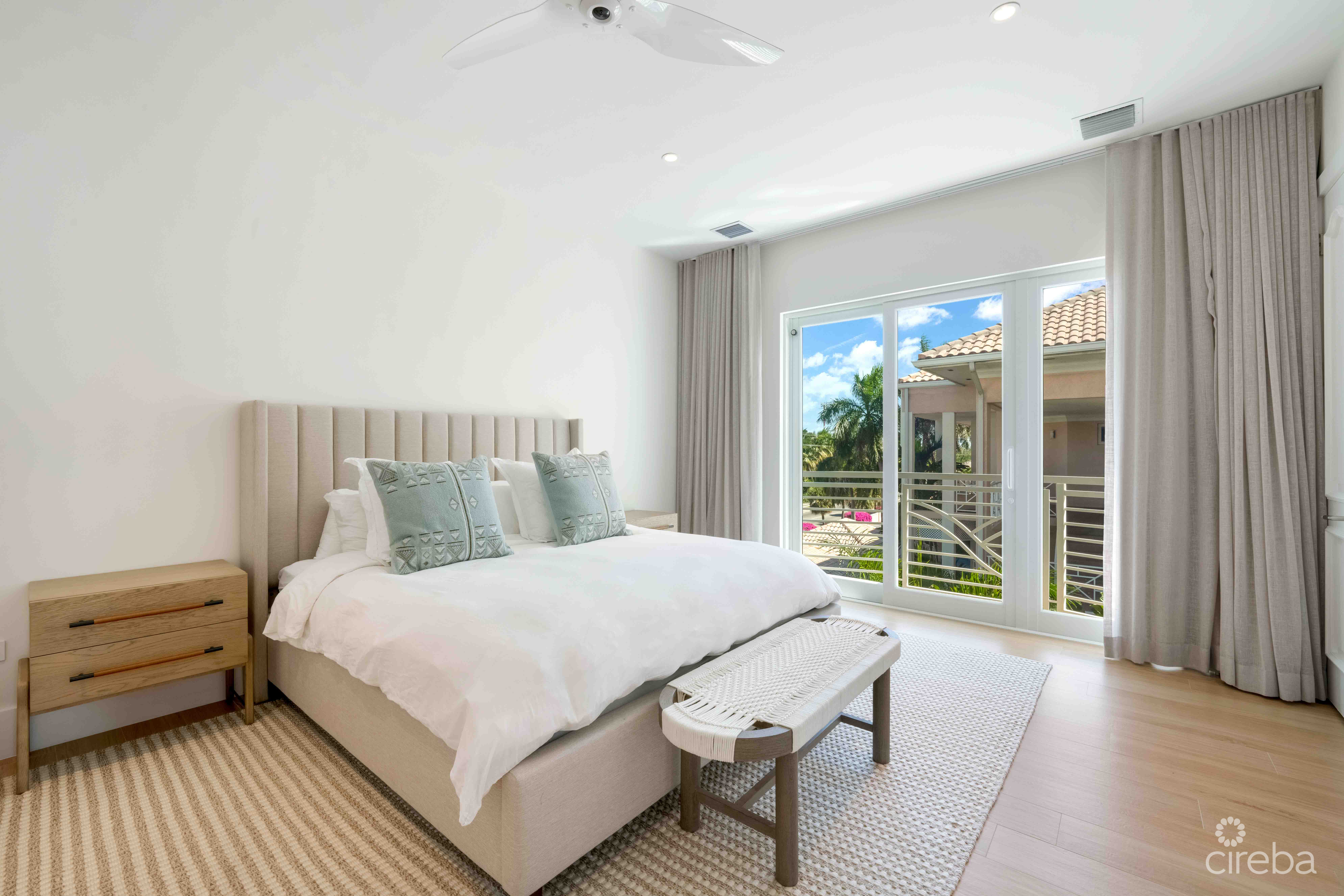OCEANFRONT PENTHOUSE ON SEVEN MILE BEACH