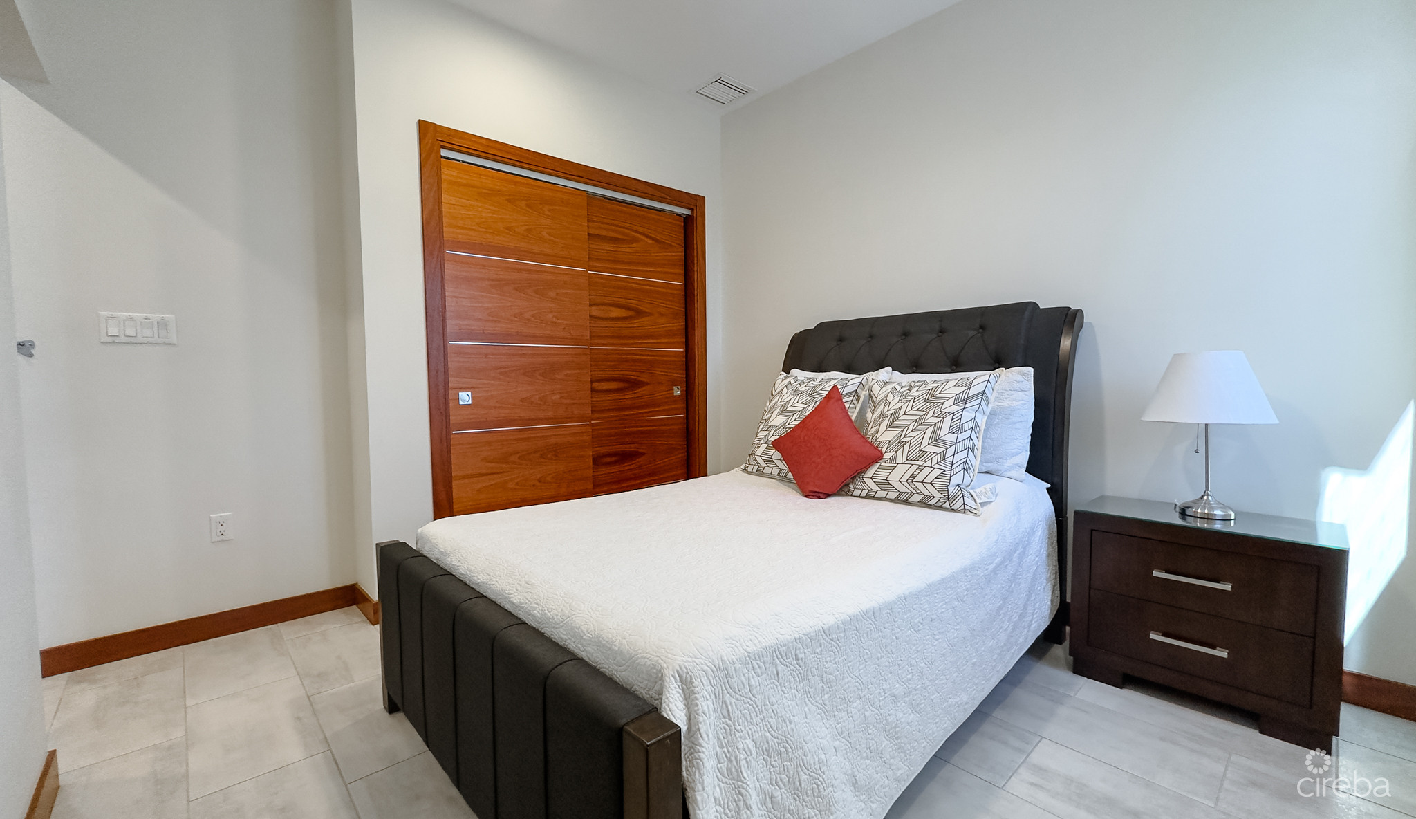 ARVIA CANAL FRONT 3BED