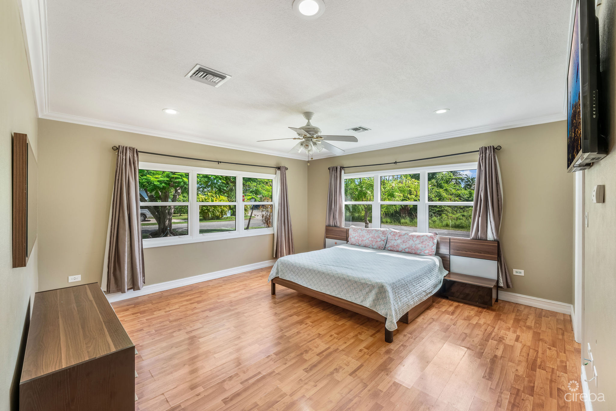 SPACIOUS 4-BEDROOM HOME IN TROPICAL GARDENS