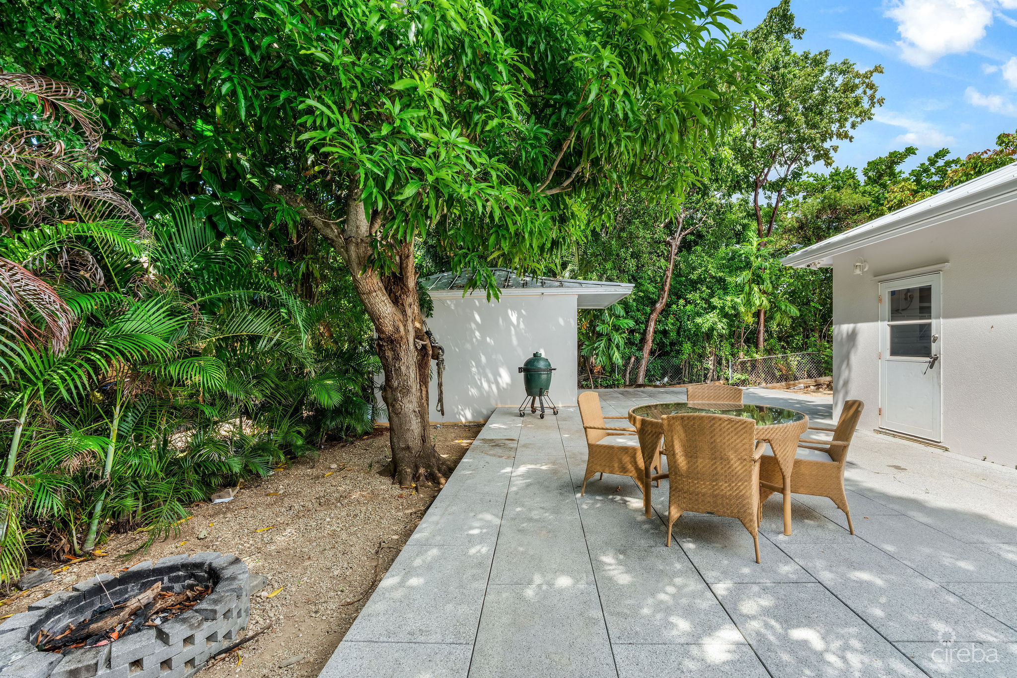 SPACIOUS 4-BEDROOM HOME IN TROPICAL GARDENS