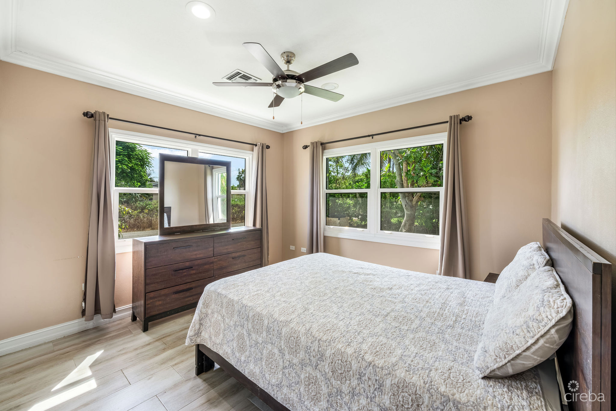 SPACIOUS 4-BEDROOM HOME IN TROPICAL GARDENS