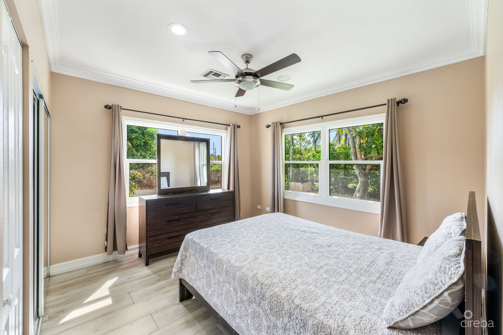 SPACIOUS 4-BEDROOM HOME IN TROPICAL GARDENS