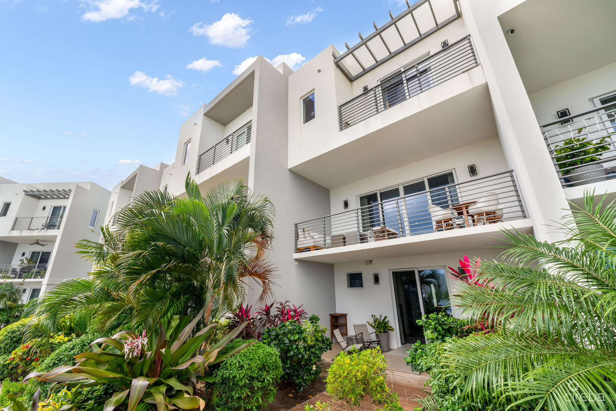 OCEAN CREST 14, OCEANFRONT TOWNHOME WITH STUDIO