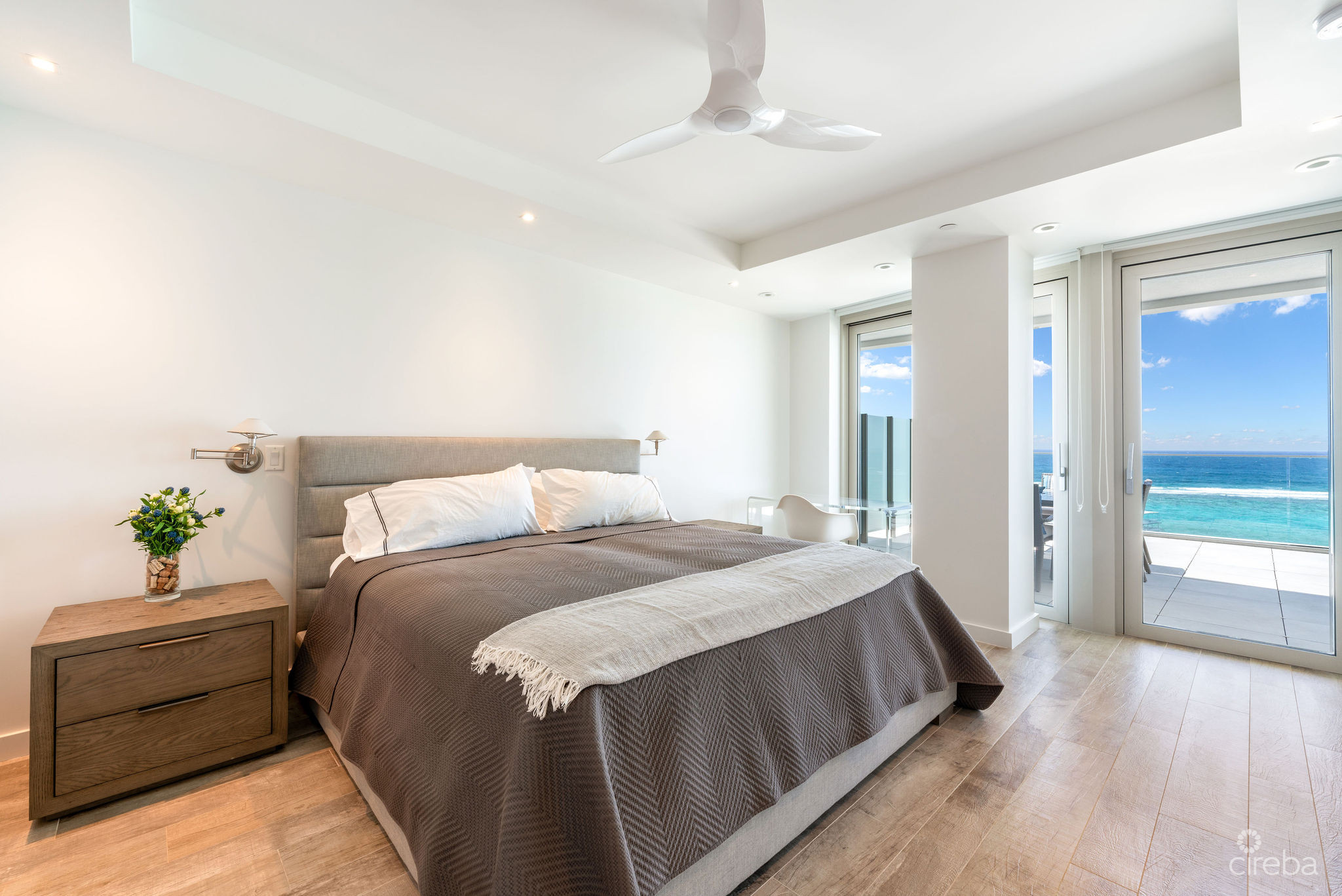 LUXURY BEACHFRONT PENTHOUSE 2 BED/2.5 BATH SOUTH SOUND