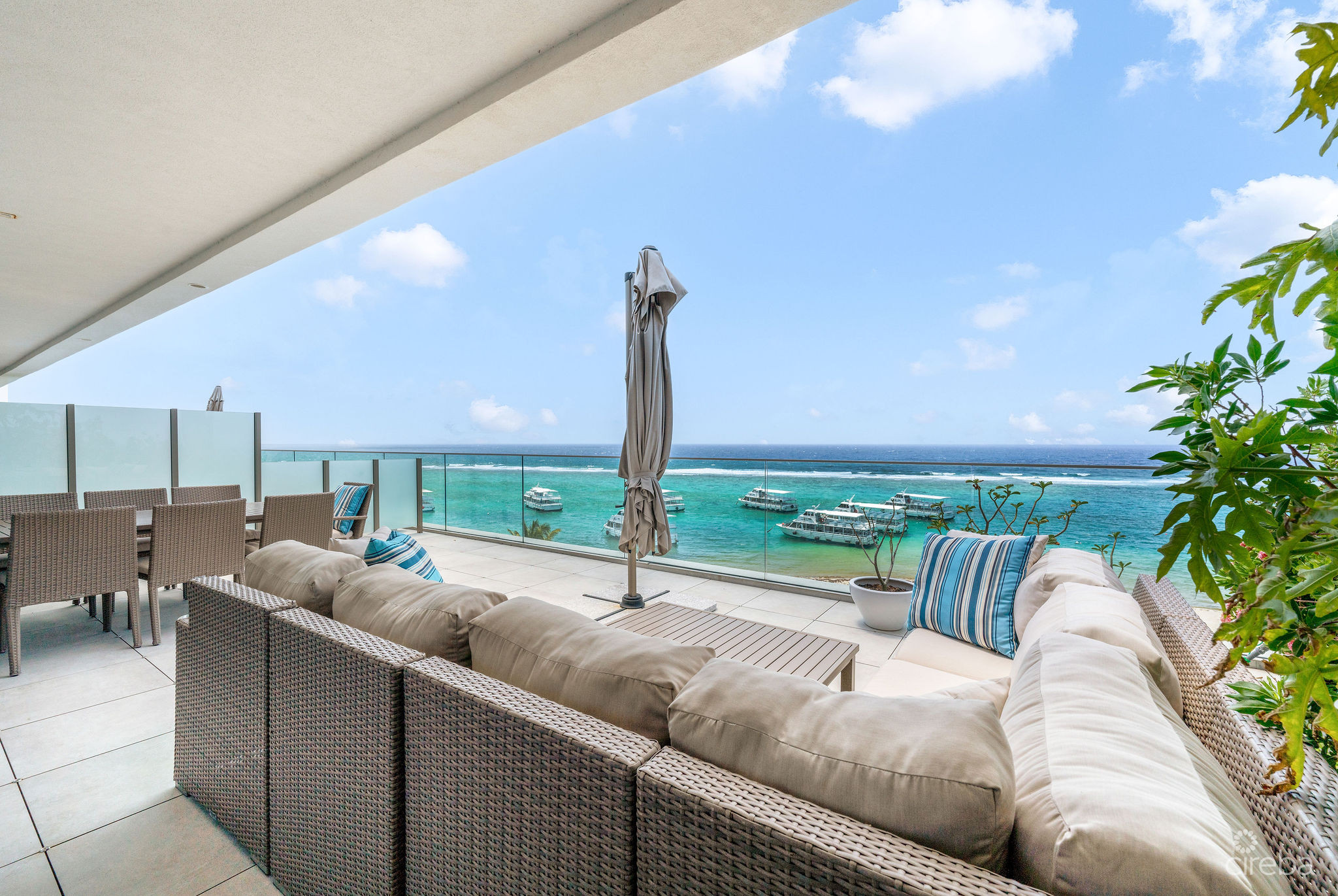LUXURY BEACHFRONT PENTHOUSE 2 BED/2.5 BATH SOUTH SOUND