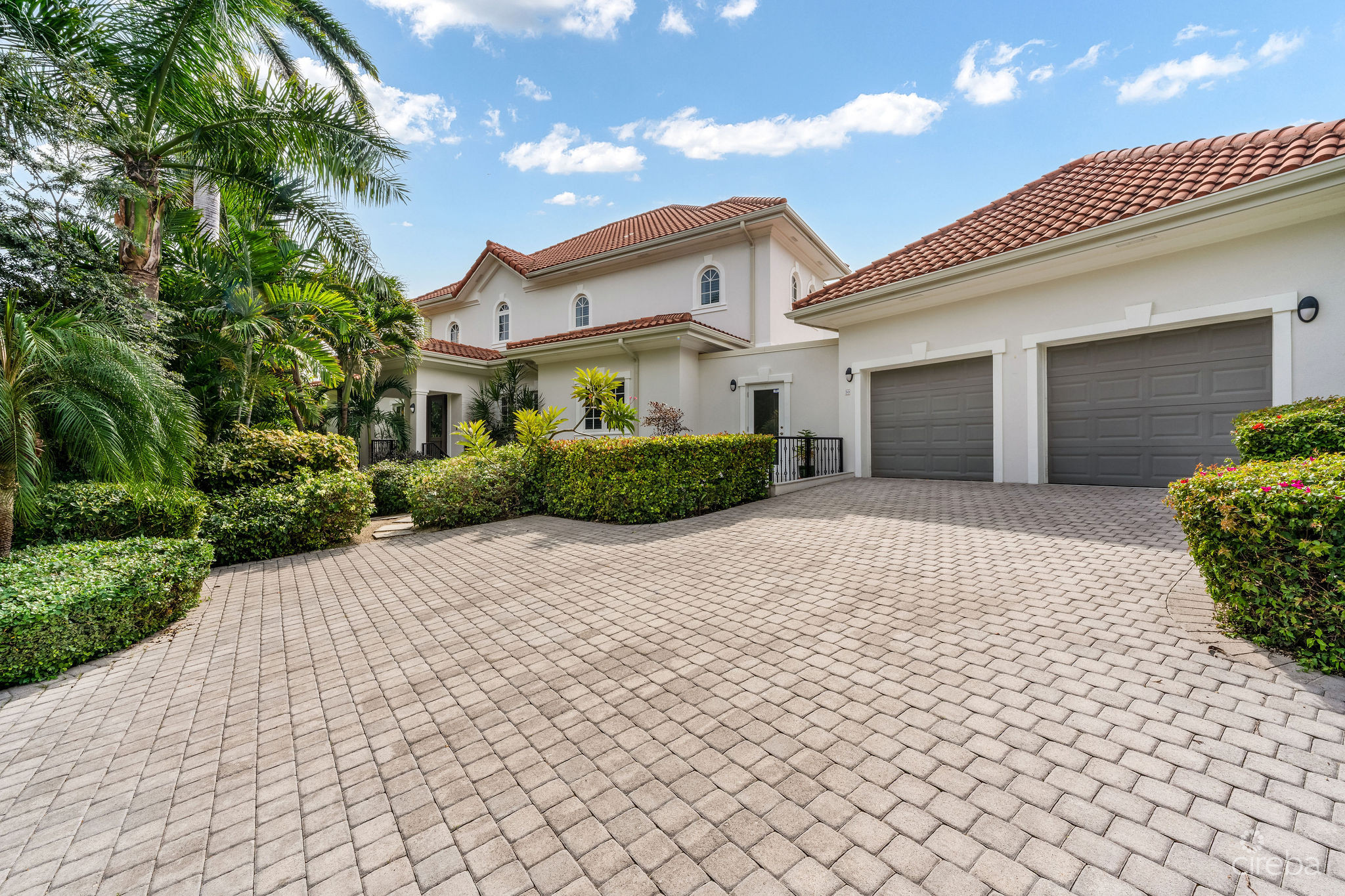 4 BED CANAL FRONT VILLA – VISTA DEL MAR