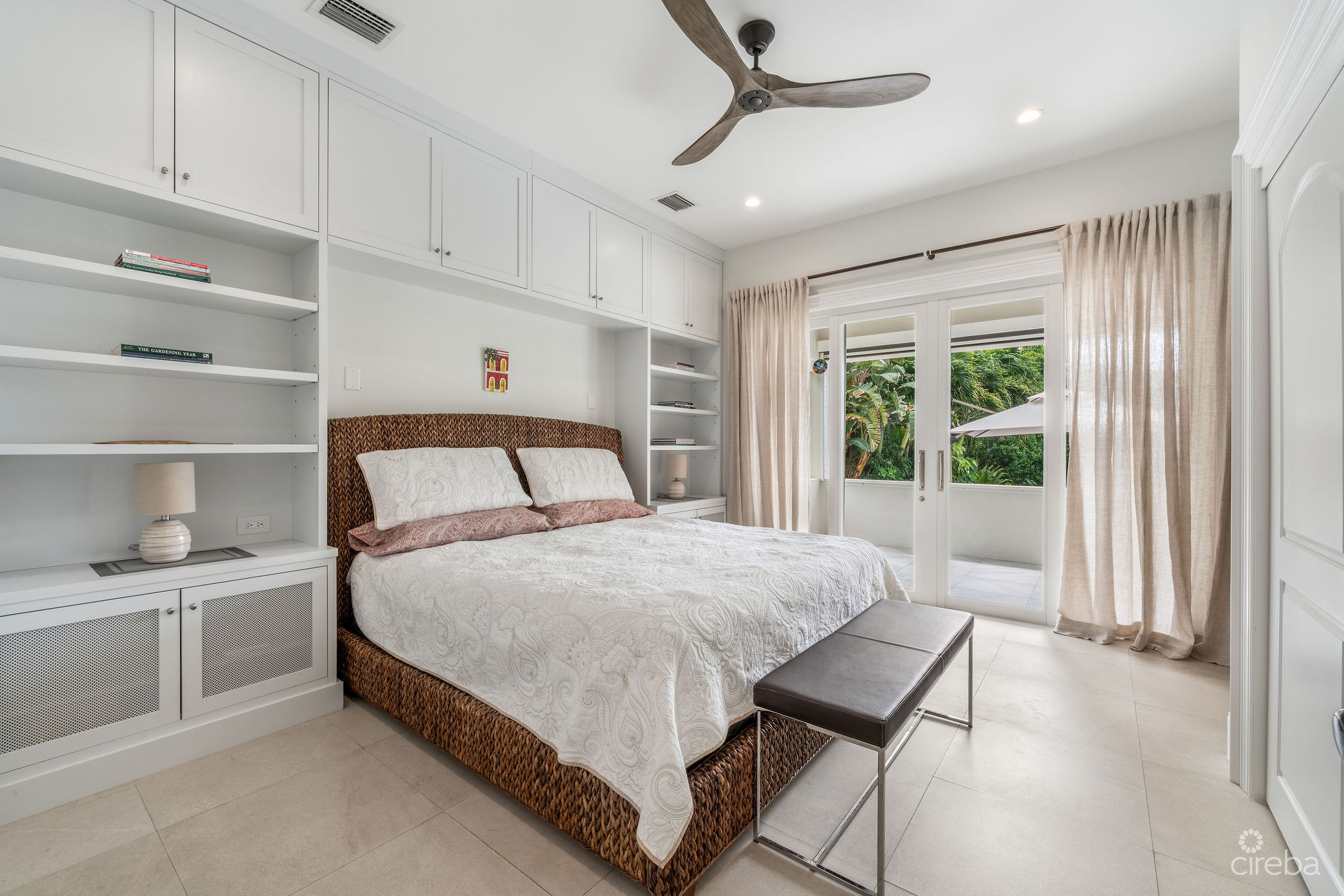 4 BED CANAL FRONT VILLA – VISTA DEL MAR