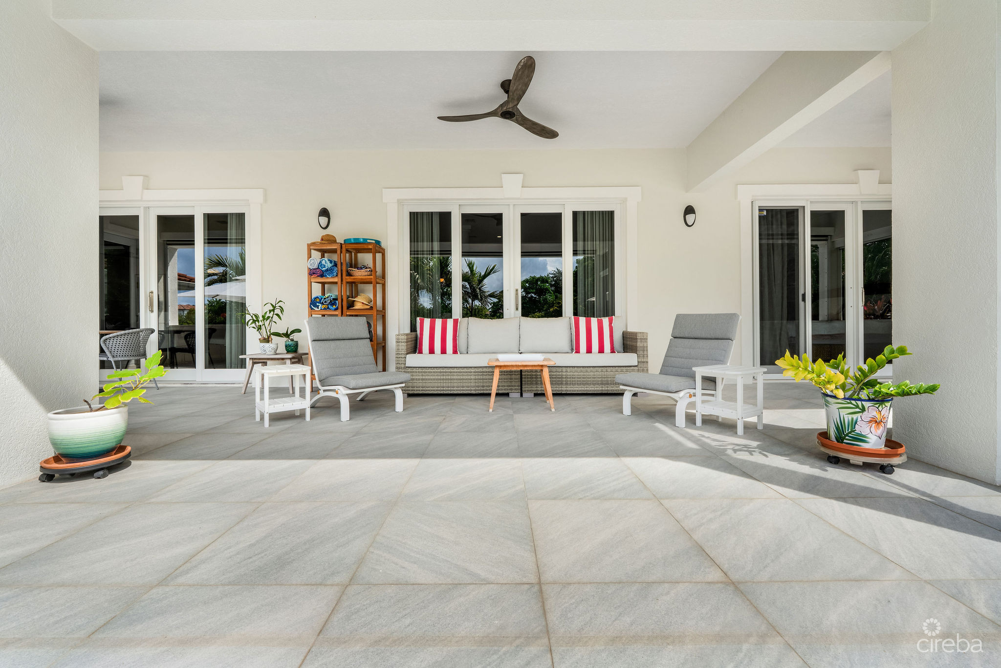 4 BED CANAL FRONT VILLA – VISTA DEL MAR