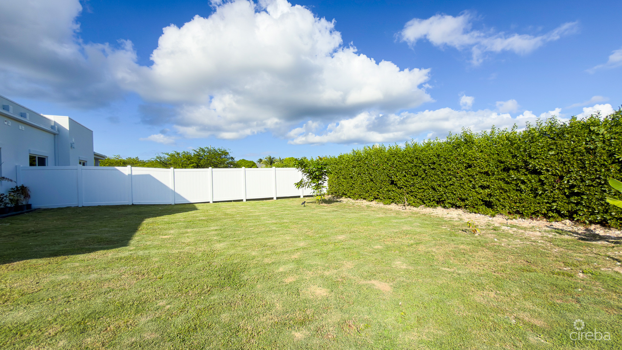 BODDEN TOWN DUPLEX, BLANCO UNIT B