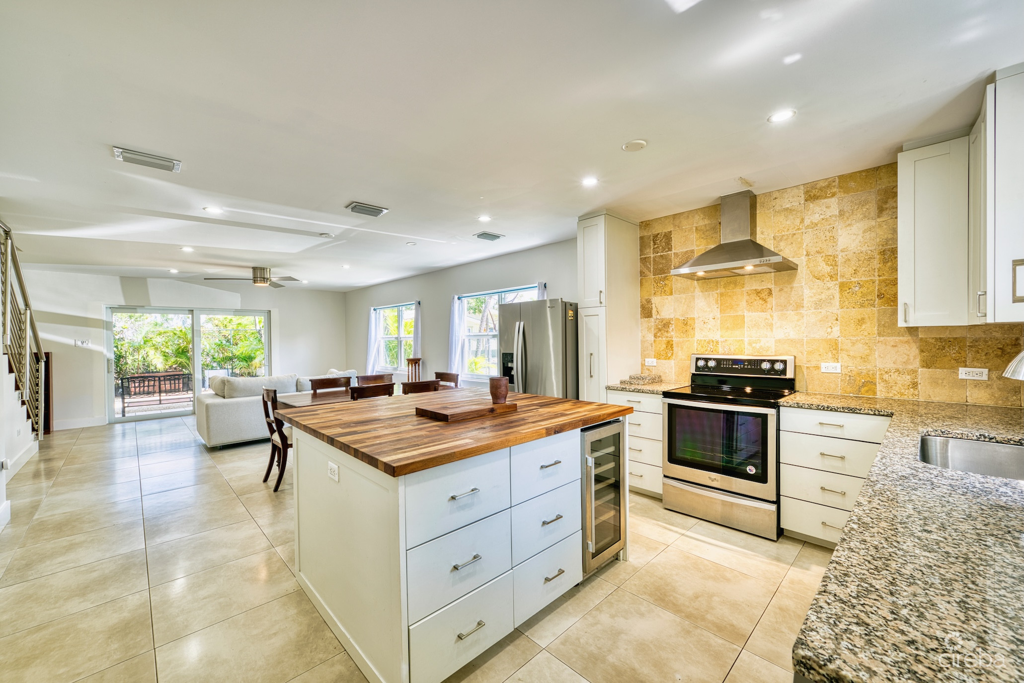 GLEN EDEN RENOVATED 2 BED END UNIT WITH ENCLOSED YARD