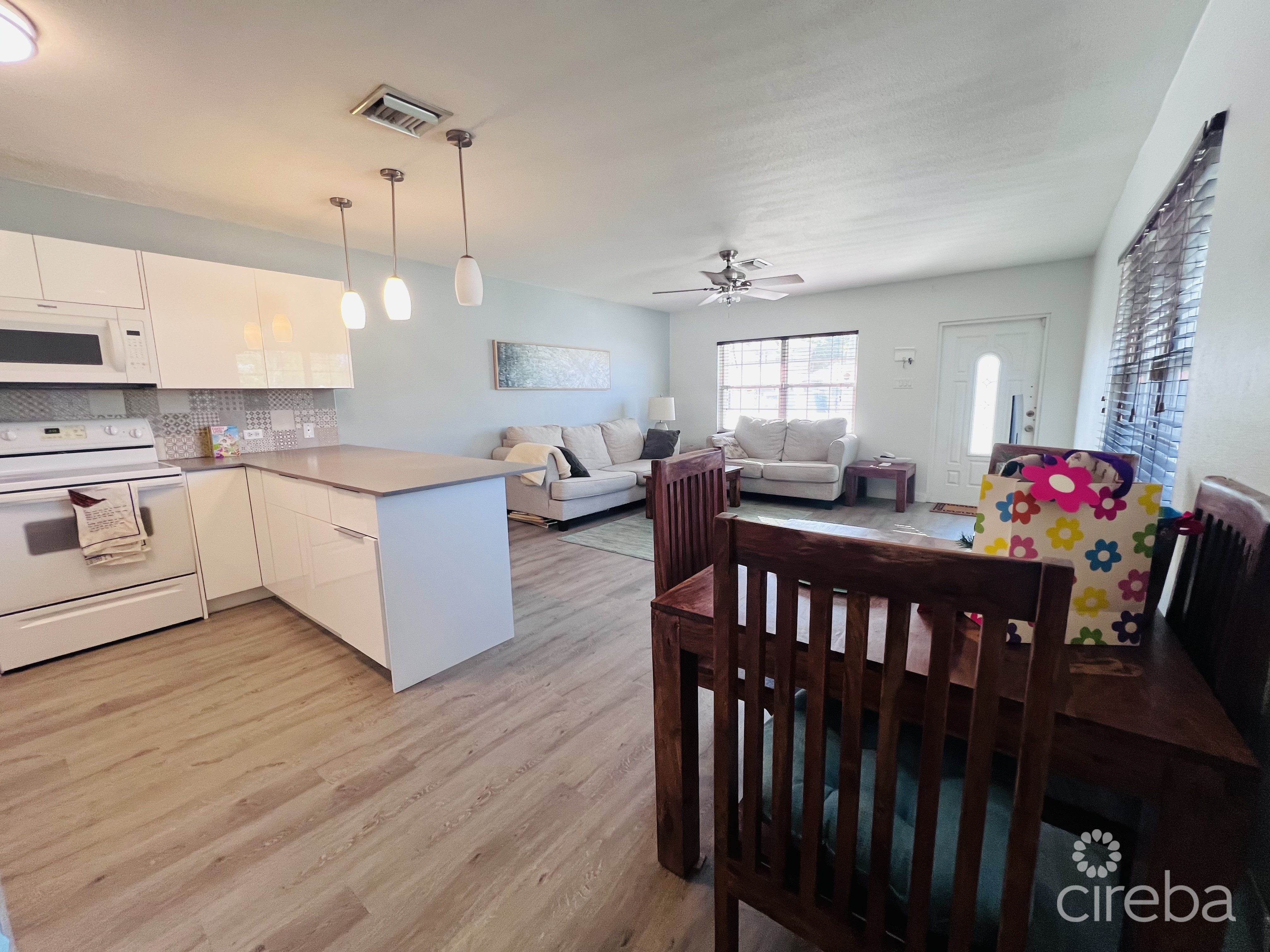 PALM SPRINGS SPACIOUS ONE BED – RARE FIND