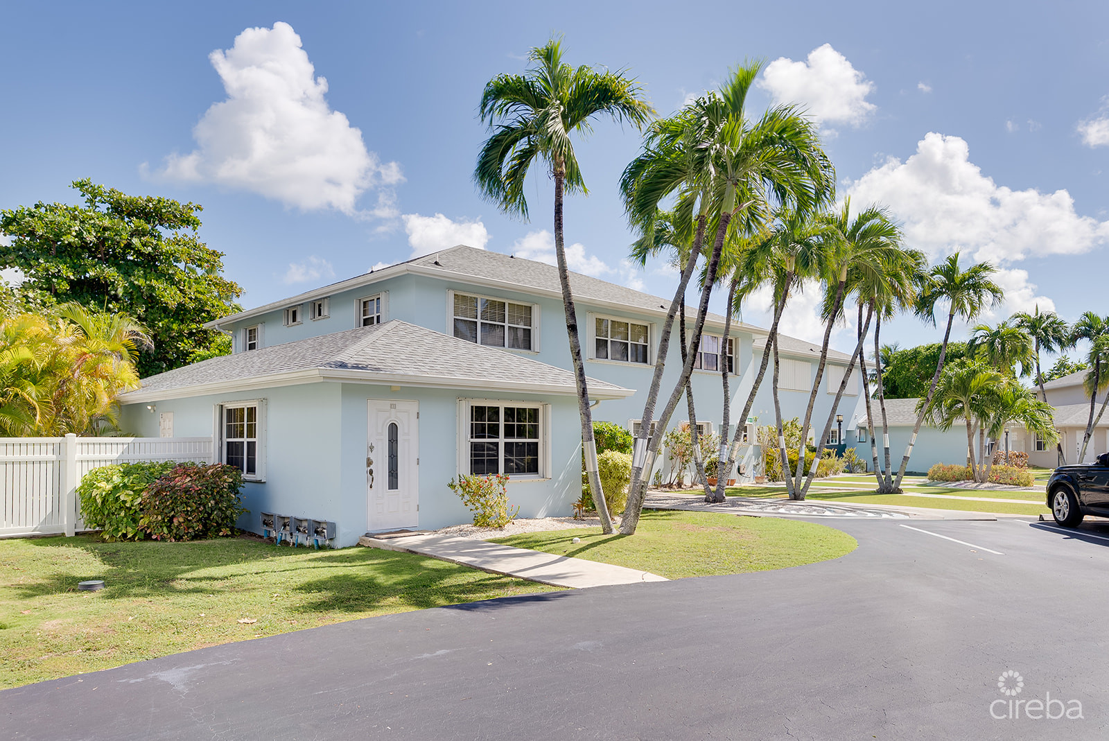 PALM SPRINGS SPACIOUS ONE BED – RARE FIND