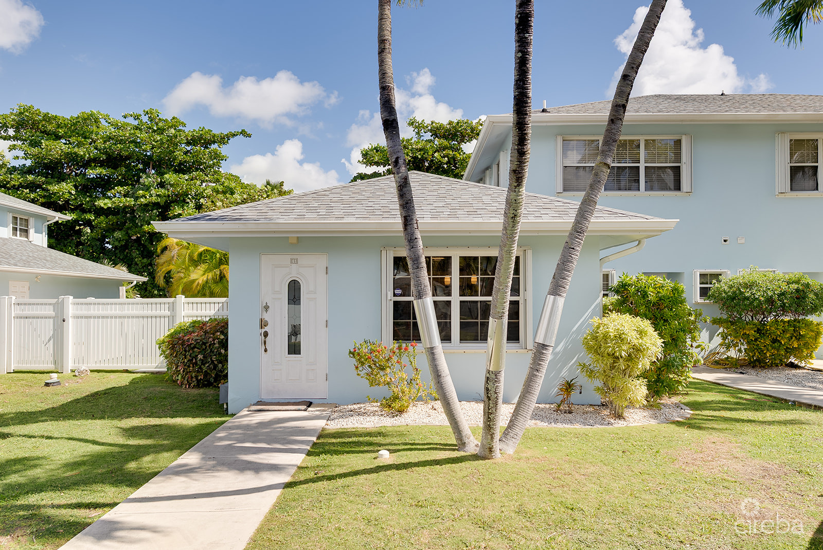 PALM SPRINGS SPACIOUS ONE BED – RARE FIND