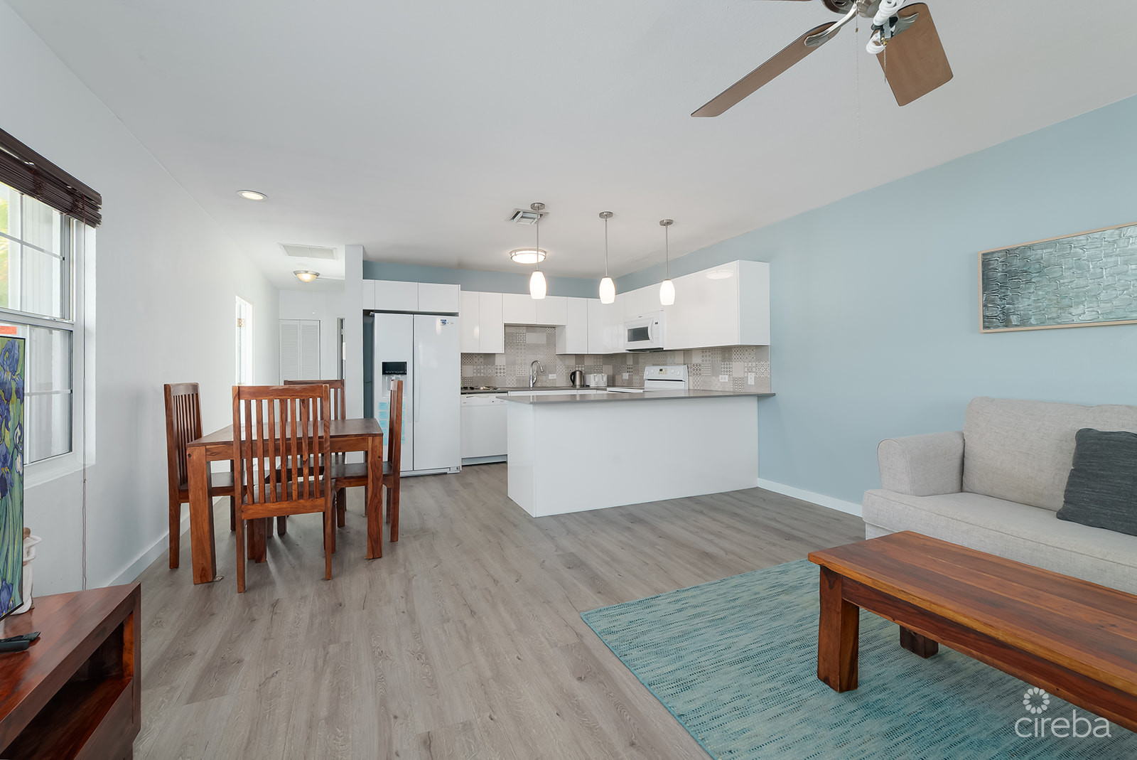 PALM SPRINGS SPACIOUS ONE BED – RARE FIND