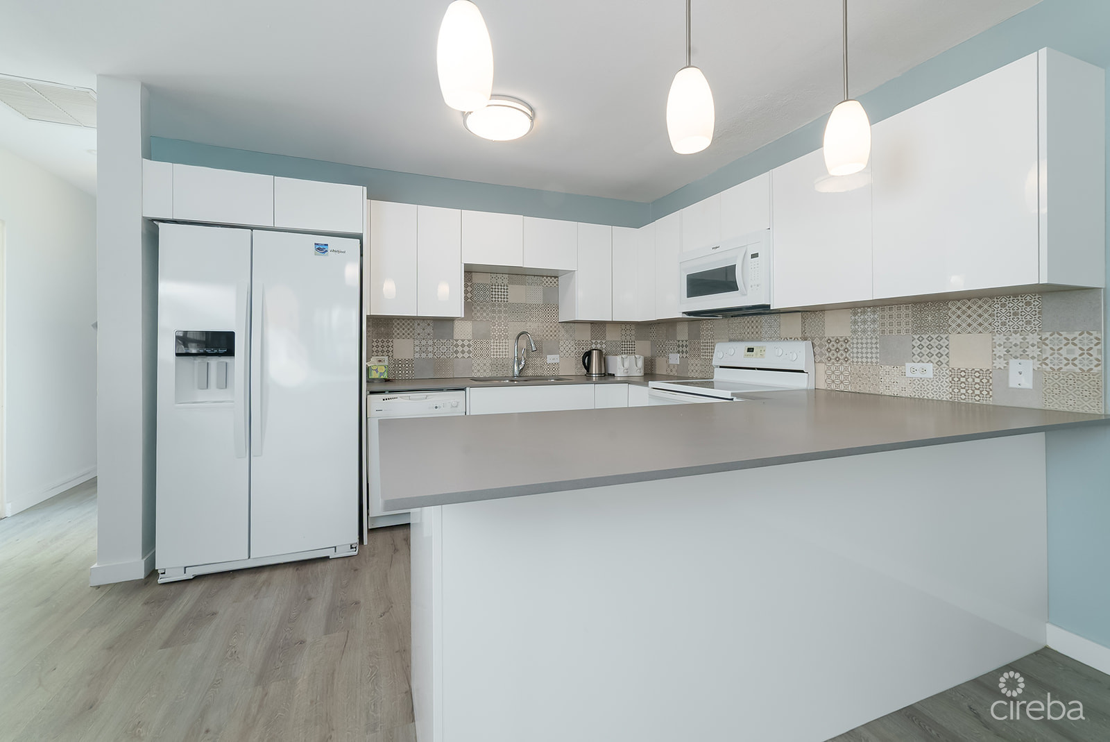 PALM SPRINGS SPACIOUS ONE BED – RARE FIND