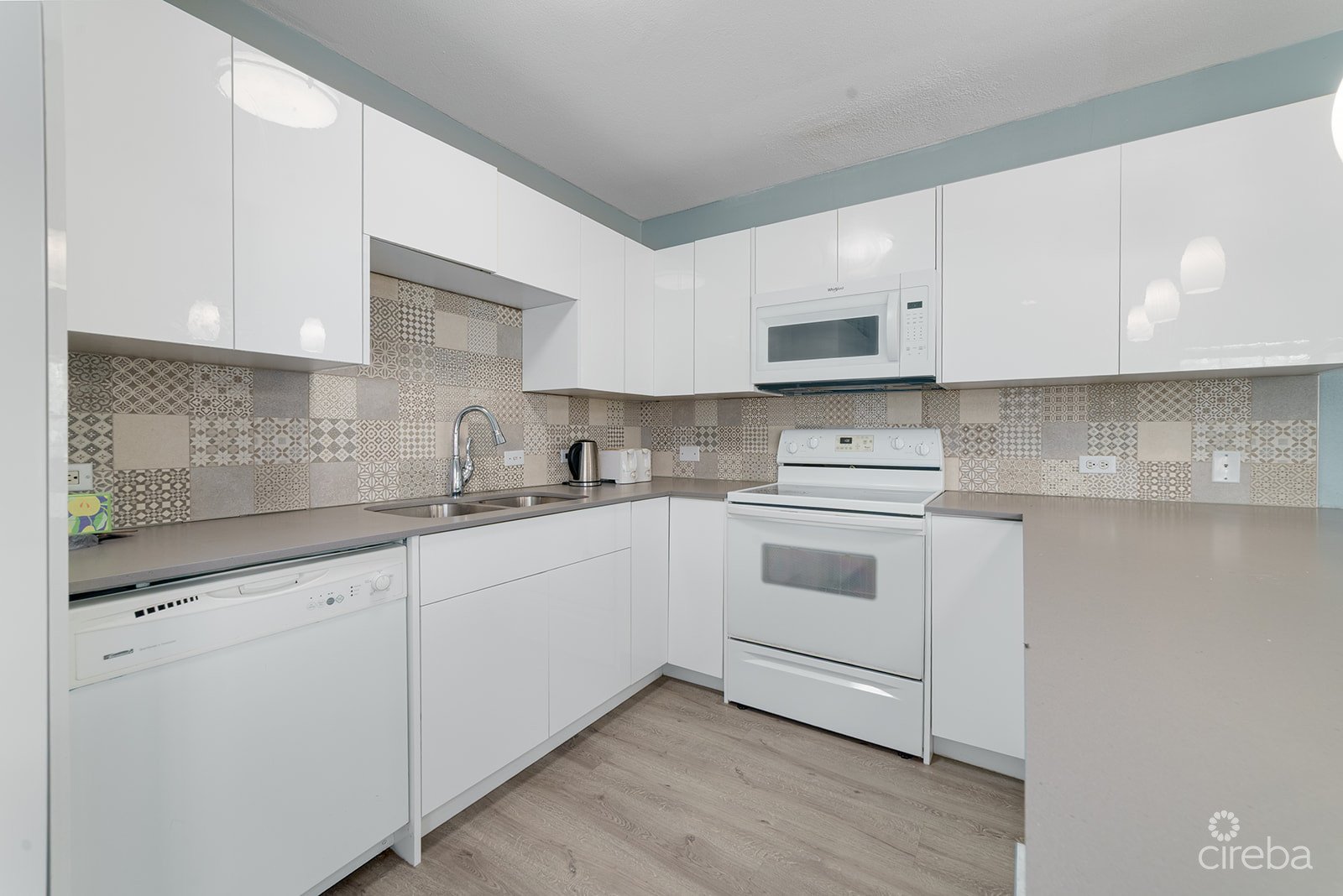 PALM SPRINGS SPACIOUS ONE BED – RARE FIND