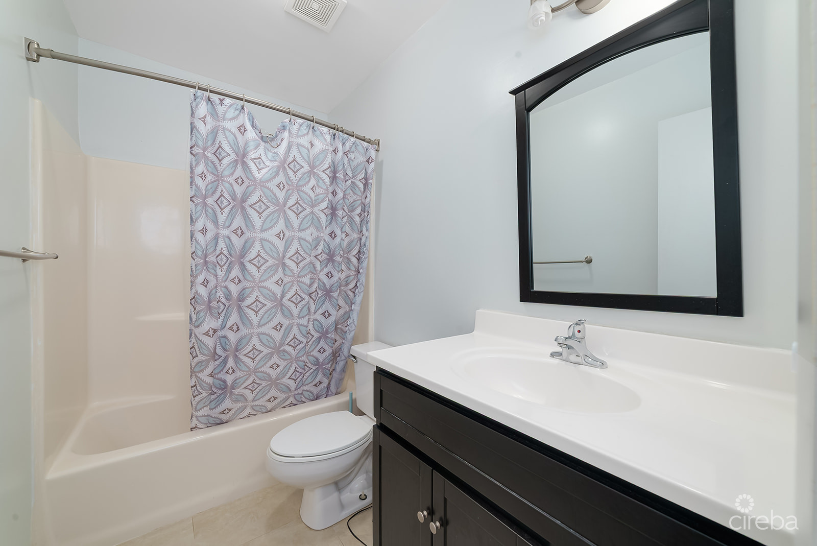 PALM SPRINGS SPACIOUS ONE BED – RARE FIND