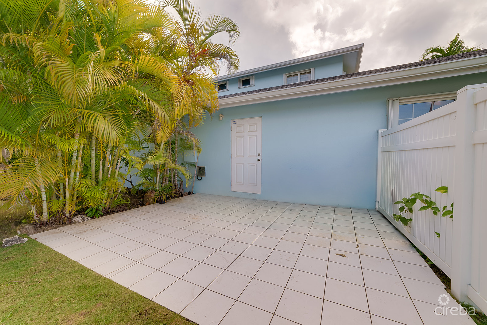 PALM SPRINGS SPACIOUS ONE BED – RARE FIND