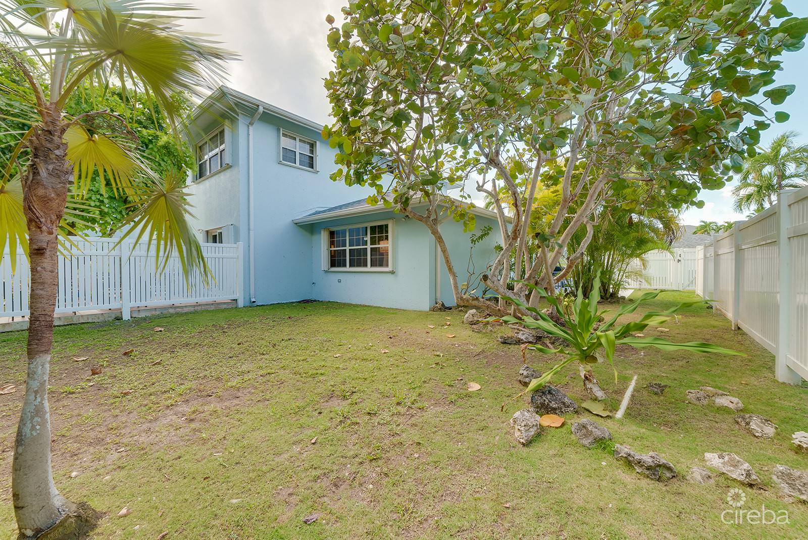 PALM SPRINGS SPACIOUS ONE BED – RARE FIND