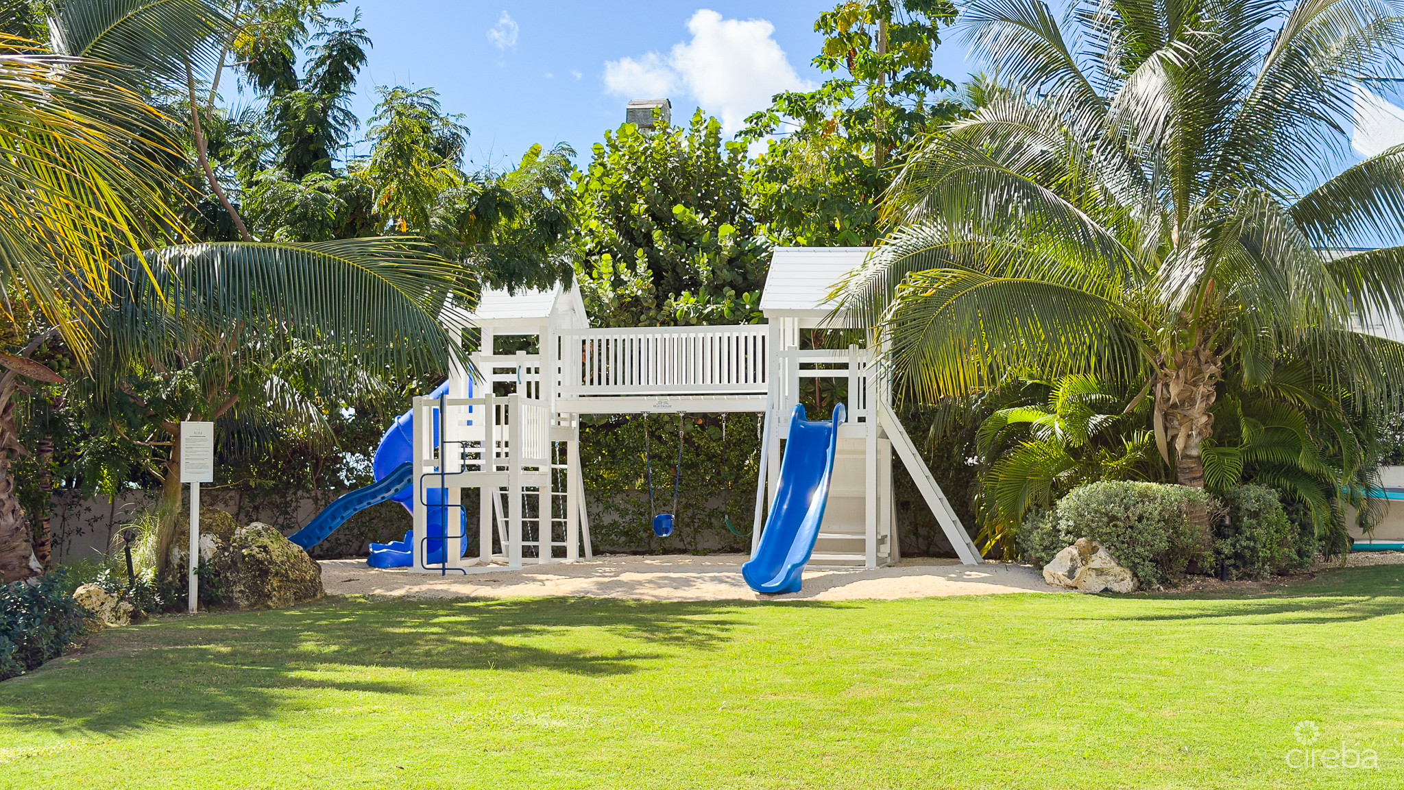 AURA TOWNHOUSE 2 BED PLUS DEN