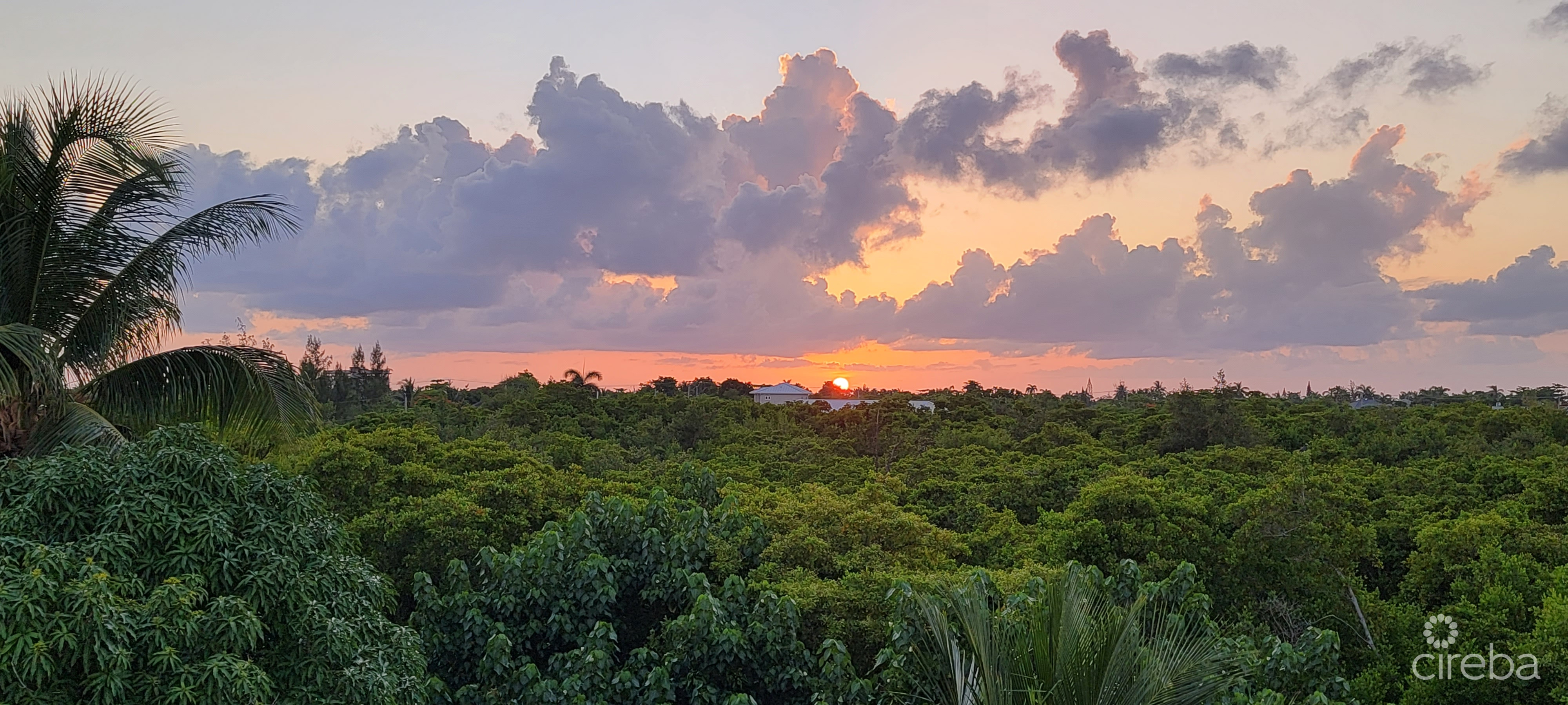 ACROSS FROM BEACH–SOUTH SOUND–3BED/3.5BATH TOWNHOUSE–FENCED YARD–THE MANTRAS