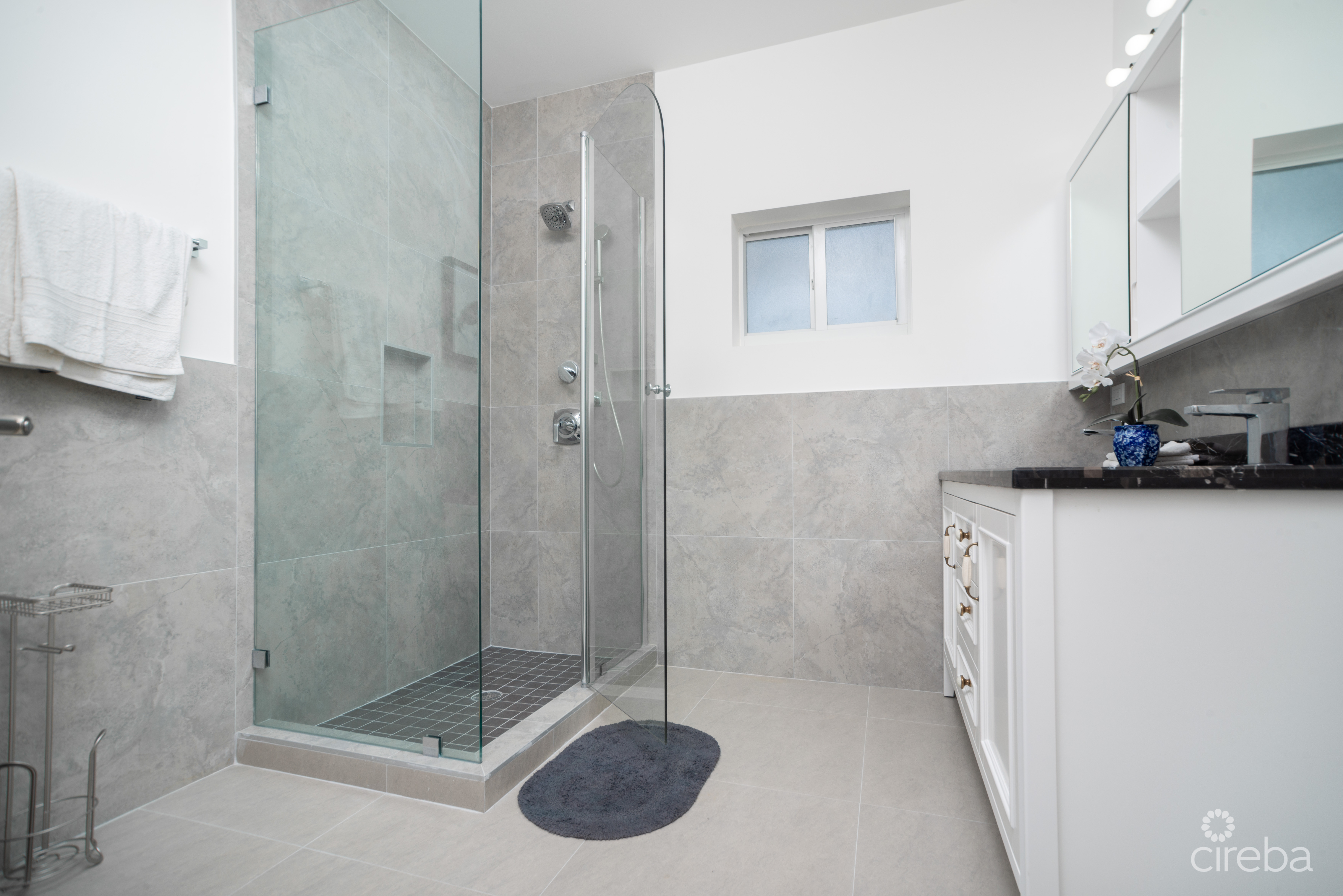 ACROSS FROM BEACH–SOUTH SOUND–3BED/3.5BATH TOWNHOUSE–FENCED YARD–THE MANTRAS