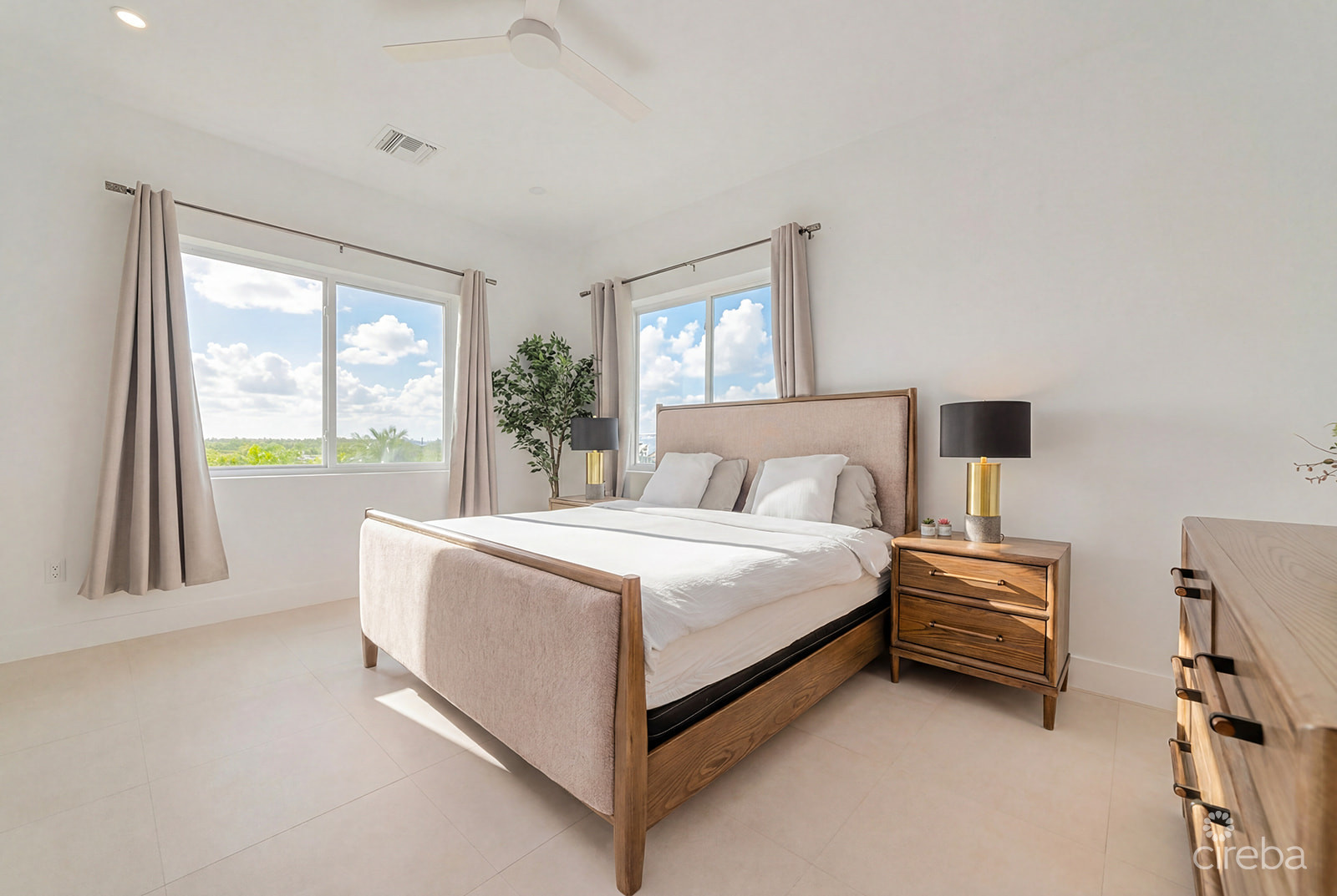 SUNSET POINT 19 – TOP FLOOR  PENTHOUSE WITH PANORAMIC SEA VIEWS