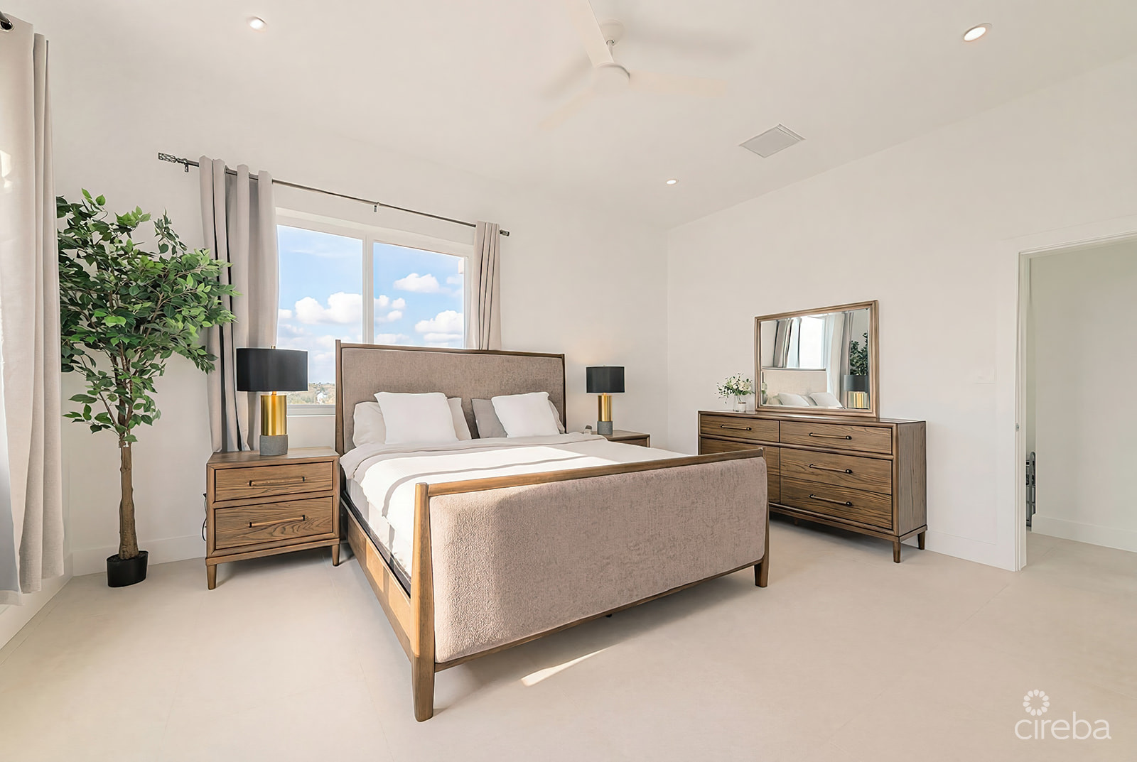 SUNSET POINT 19 – TOP FLOOR  PENTHOUSE WITH PANORAMIC SEA VIEWS