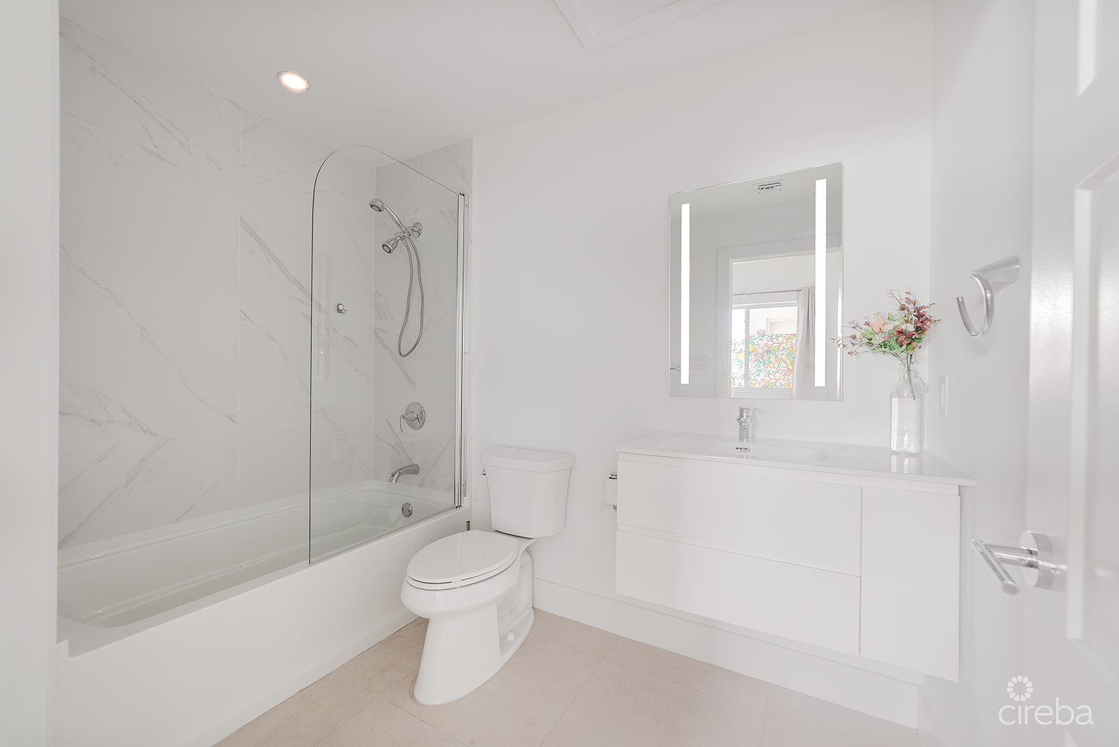 SUNSET POINT 19 – TOP FLOOR  PENTHOUSE WITH PANORAMIC SEA VIEWS