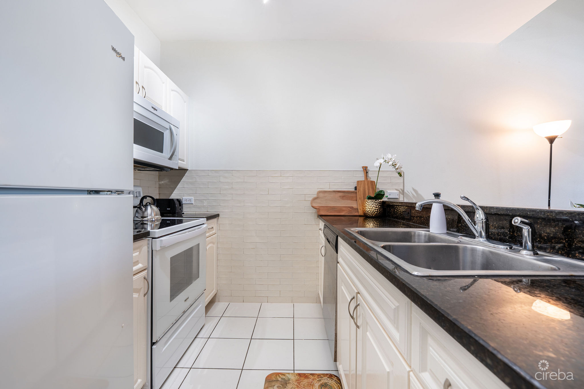 CHARMING & CENTRALLY LOCATED SOUTH COVE IN SOUTH SOUND