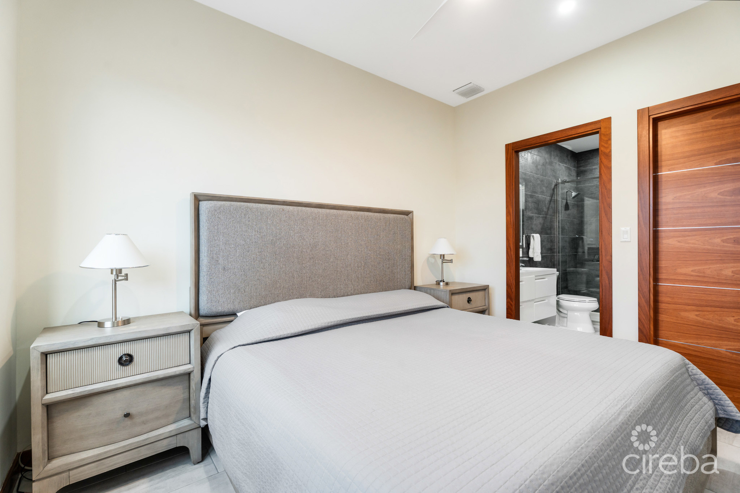 ARVIA  CANAL FRONT 2 BED, 2 BATH  PLUS DEN