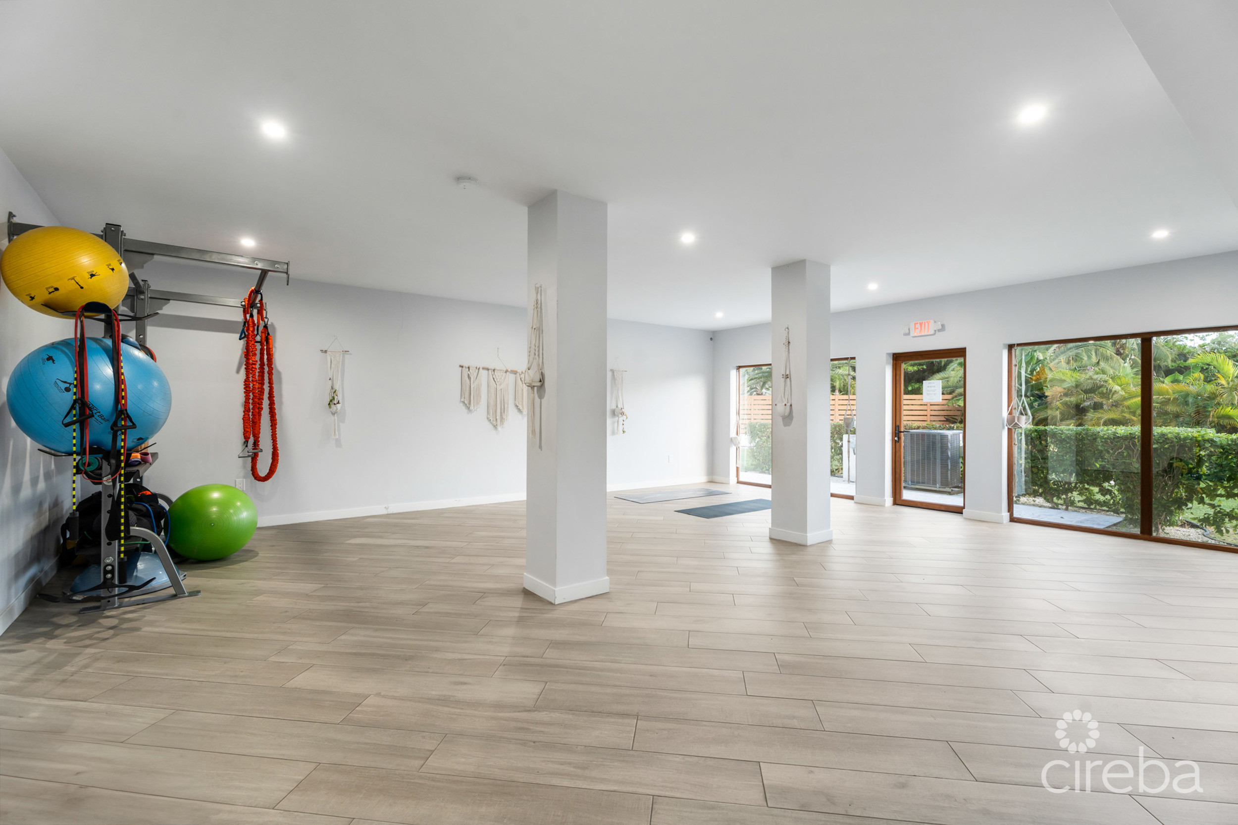 ARVIA  CANAL FRONT 2 BED, 2 BATH  PLUS DEN