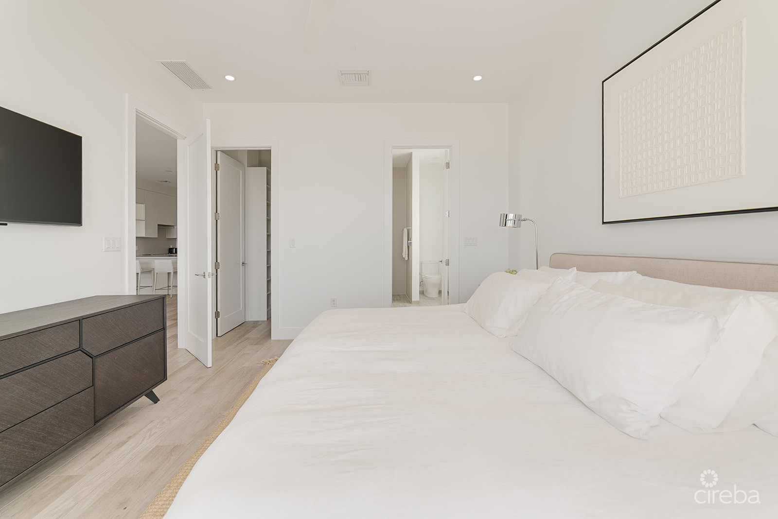 AURA PENTHOUSE – SOUTH SOUND