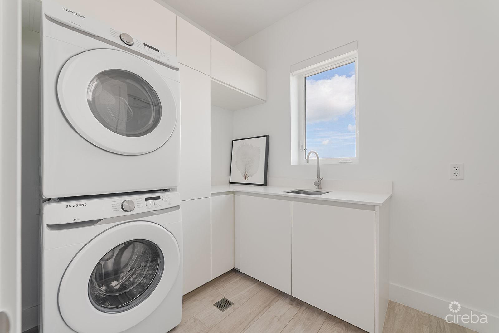 AURA PENTHOUSE – SOUTH SOUND