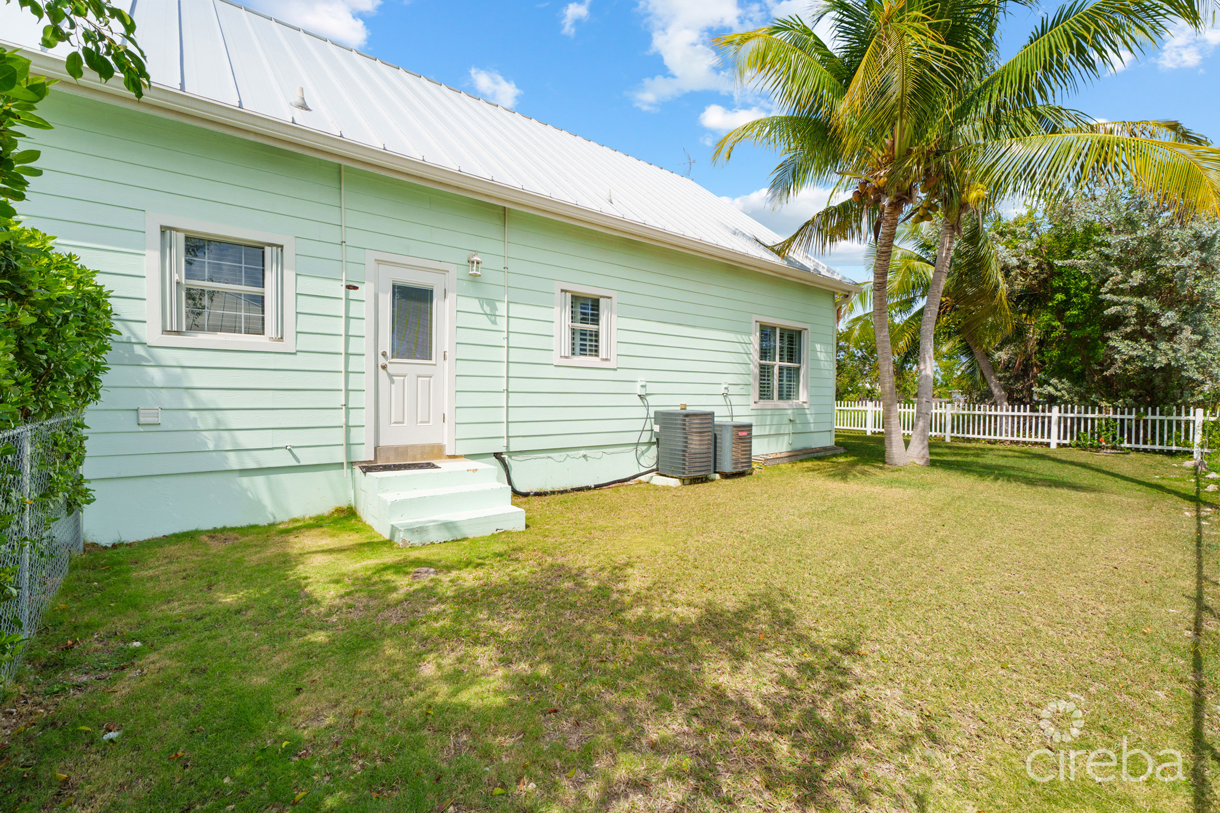 HIGHLANDS – ONE SIDE OF A DUPLEX