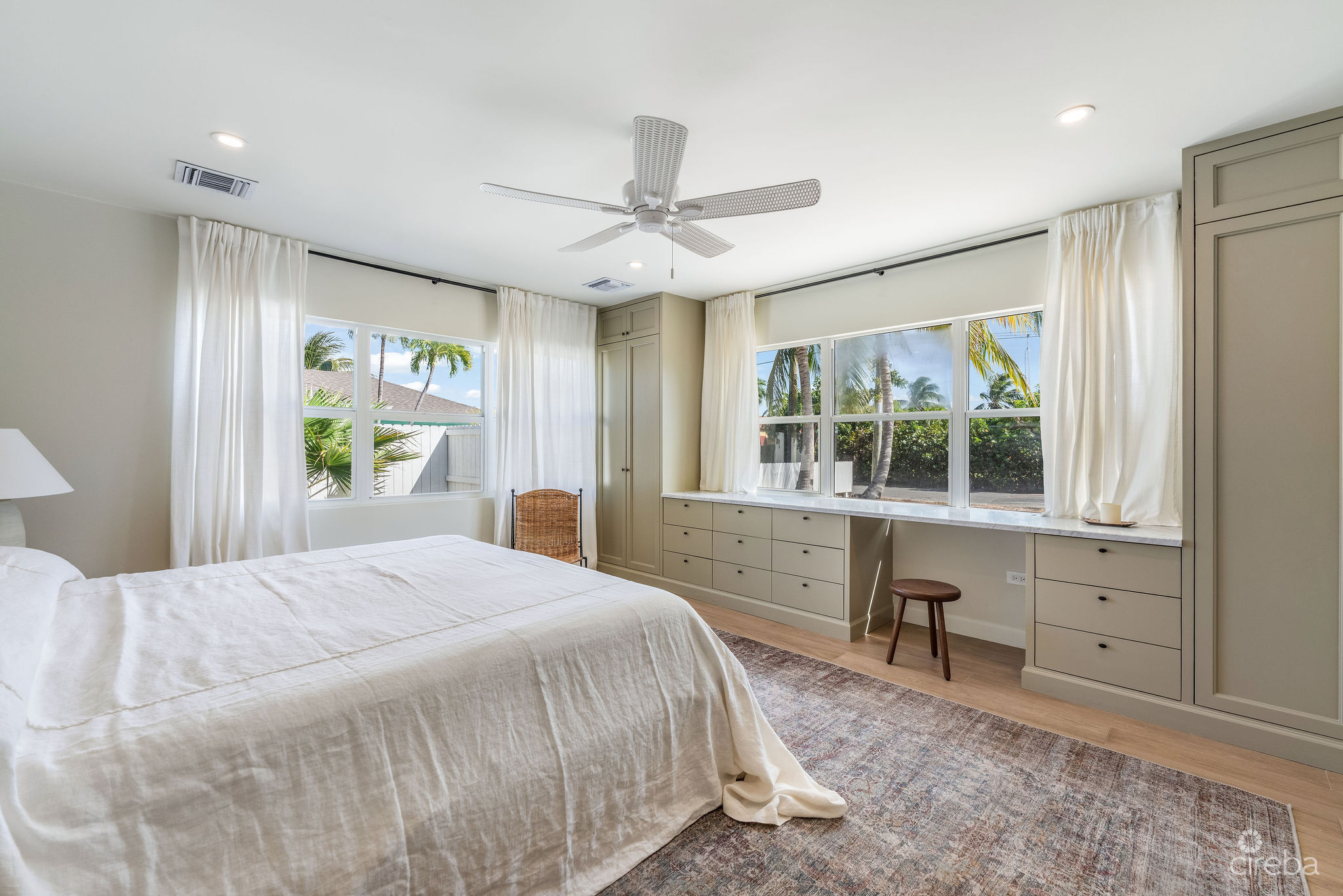 SNUG HARBOUR DESIGNER RENOVATED 4 BEDROOM HOME