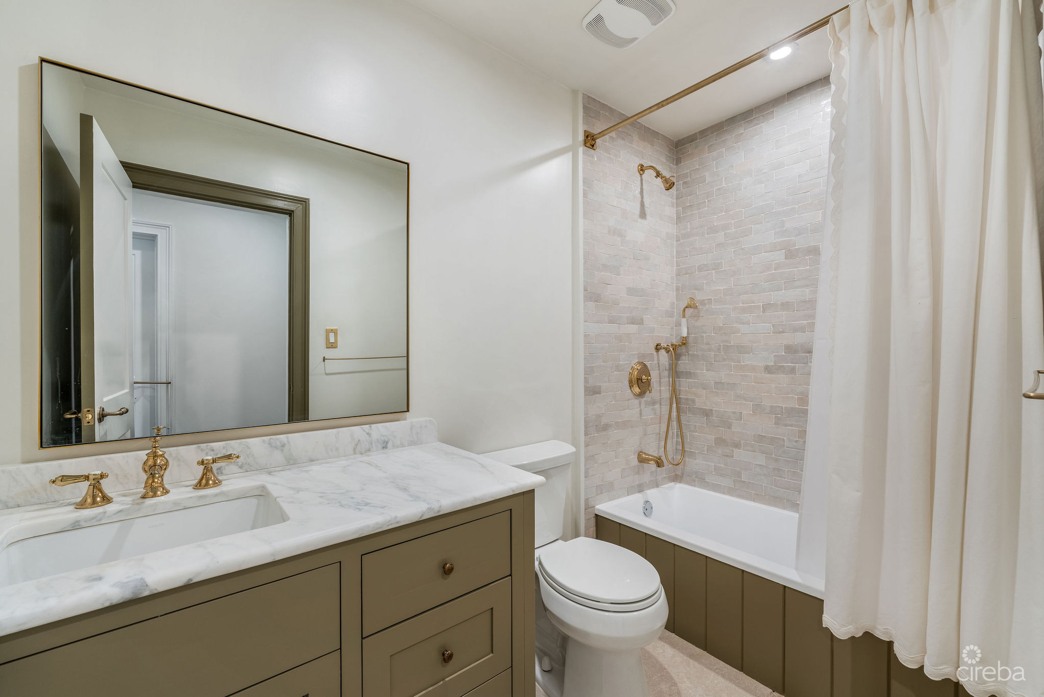 SNUG HARBOUR DESIGNER RENOVATED 4 BEDROOM HOME