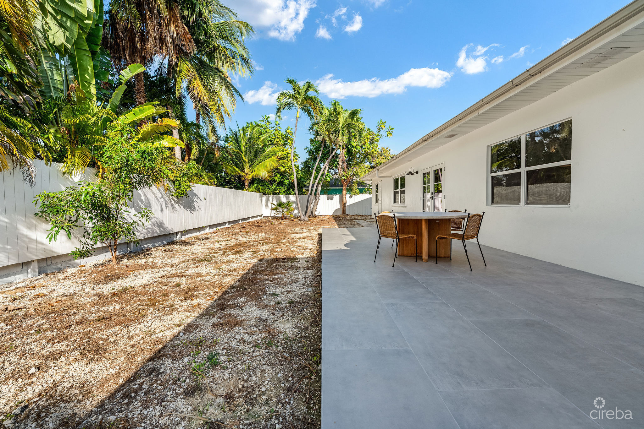 SNUG HARBOUR DESIGNER RENOVATED 4 BEDROOM HOME