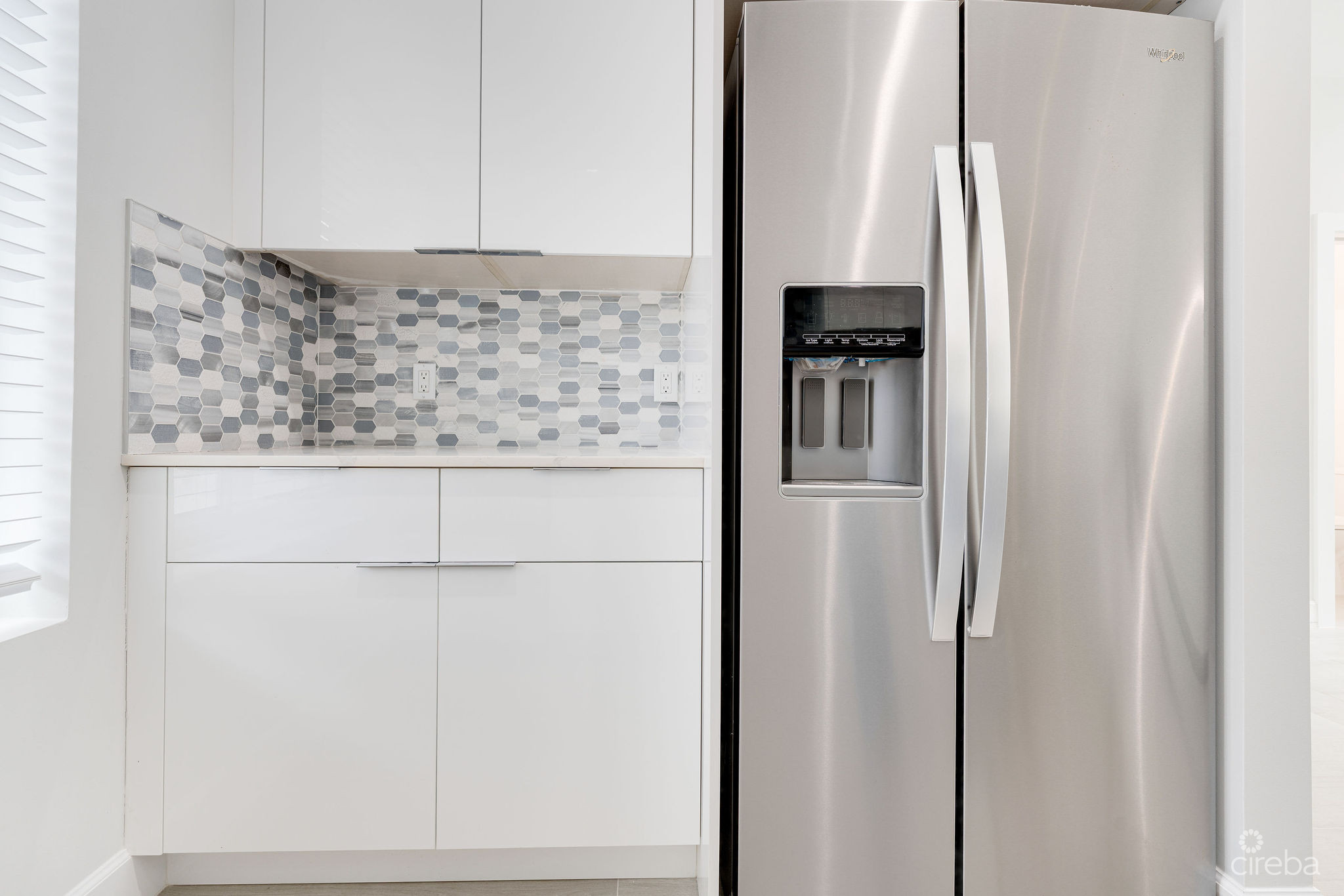 SPACIOUS & MODERN 3 BR TOWNHOME – EXCELLENT LOCATION!