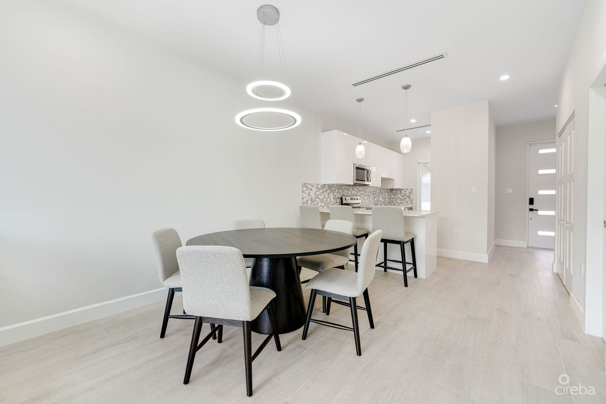 SPACIOUS & MODERN 3 BR TOWNHOME – EXCELLENT LOCATION!