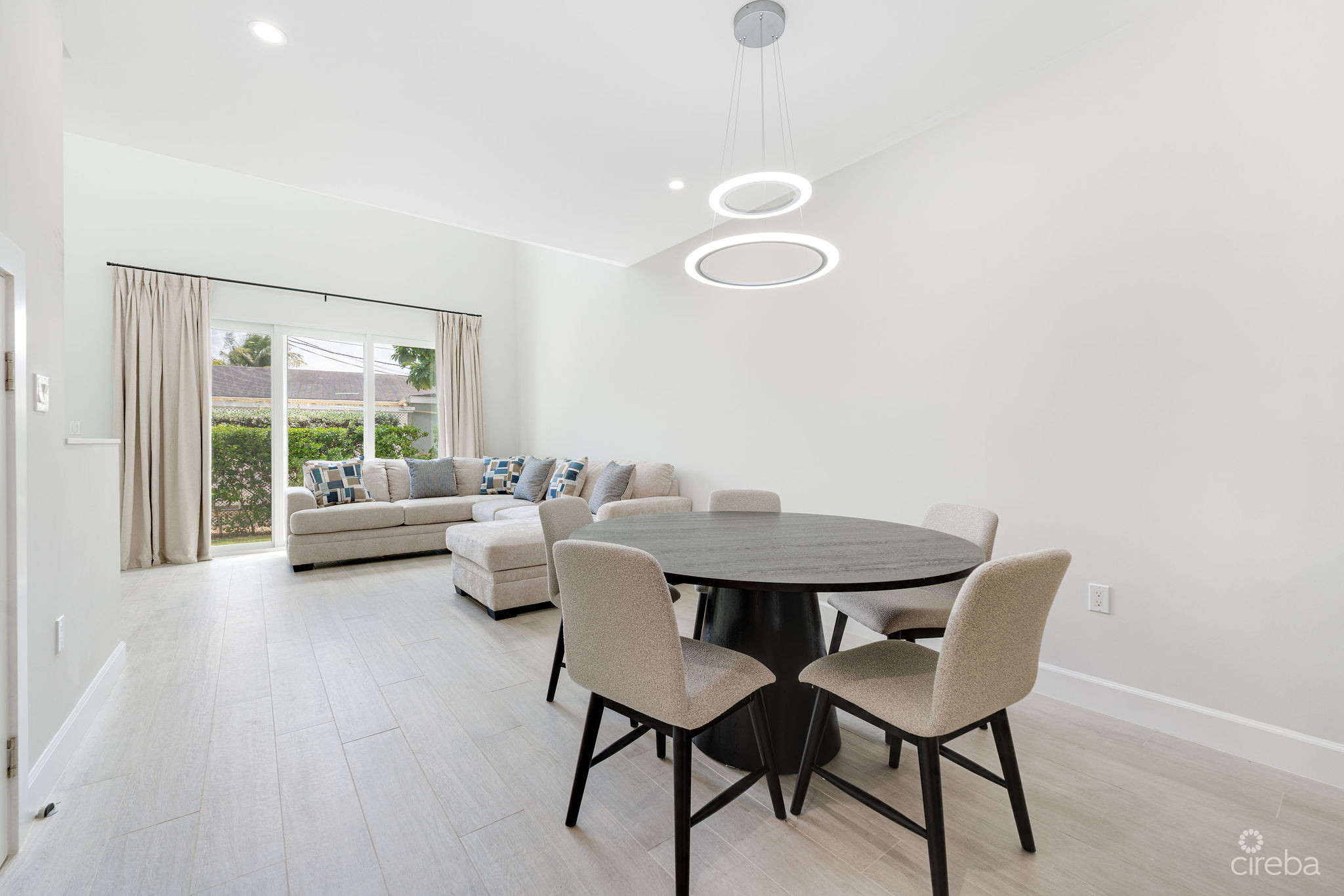 SPACIOUS & MODERN 3 BR TOWNHOME – EXCELLENT LOCATION!