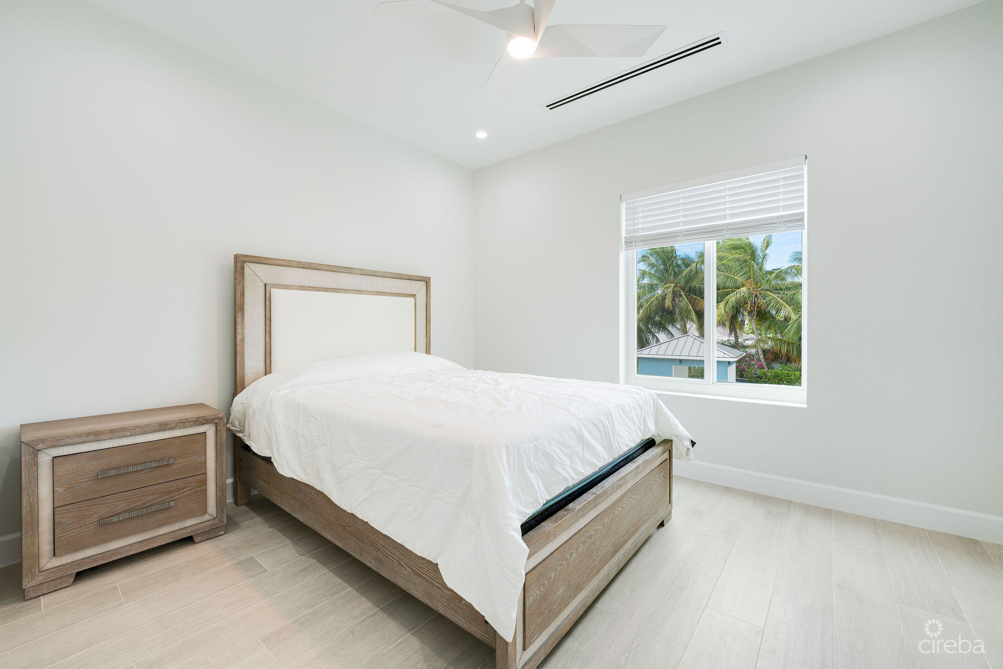 SPACIOUS & MODERN 3 BR TOWNHOME – EXCELLENT LOCATION!