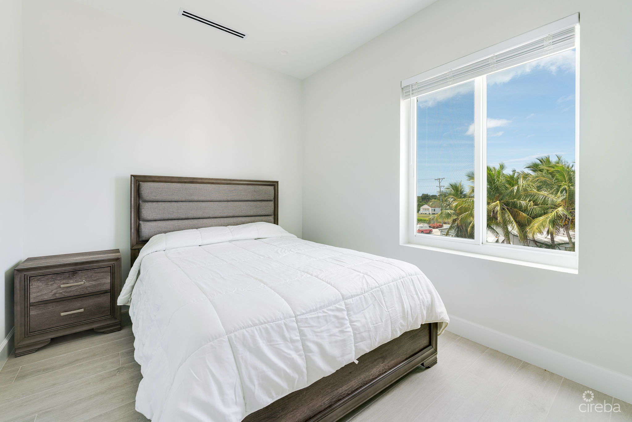 SPACIOUS & MODERN 3 BR TOWNHOME – EXCELLENT LOCATION!