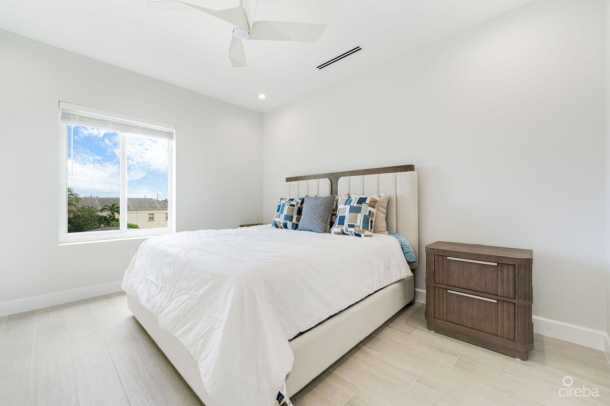 SPACIOUS & MODERN 3 BR TOWNHOME – EXCELLENT LOCATION!