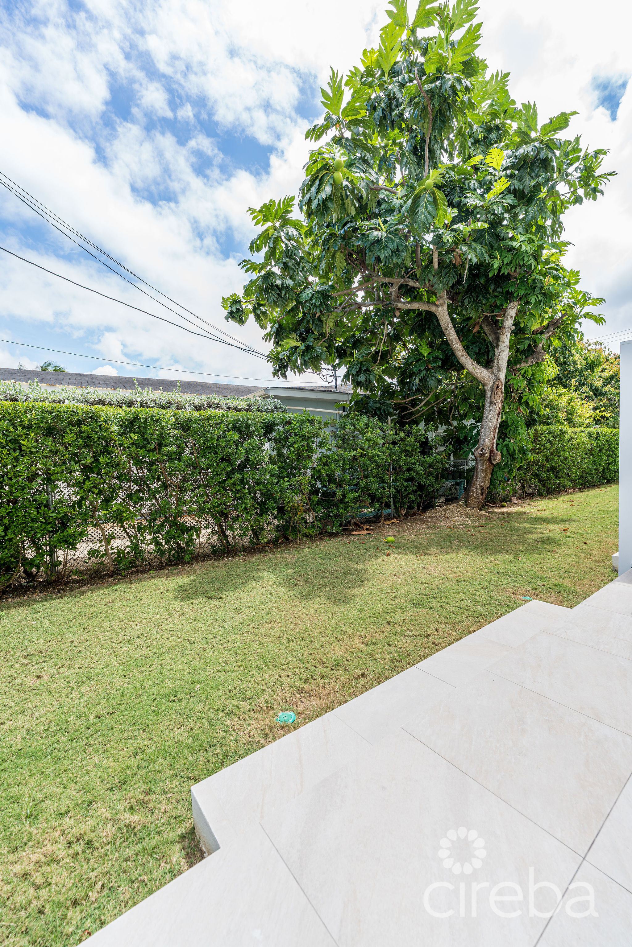 SPACIOUS & MODERN 3 BR TOWNHOME – EXCELLENT LOCATION!