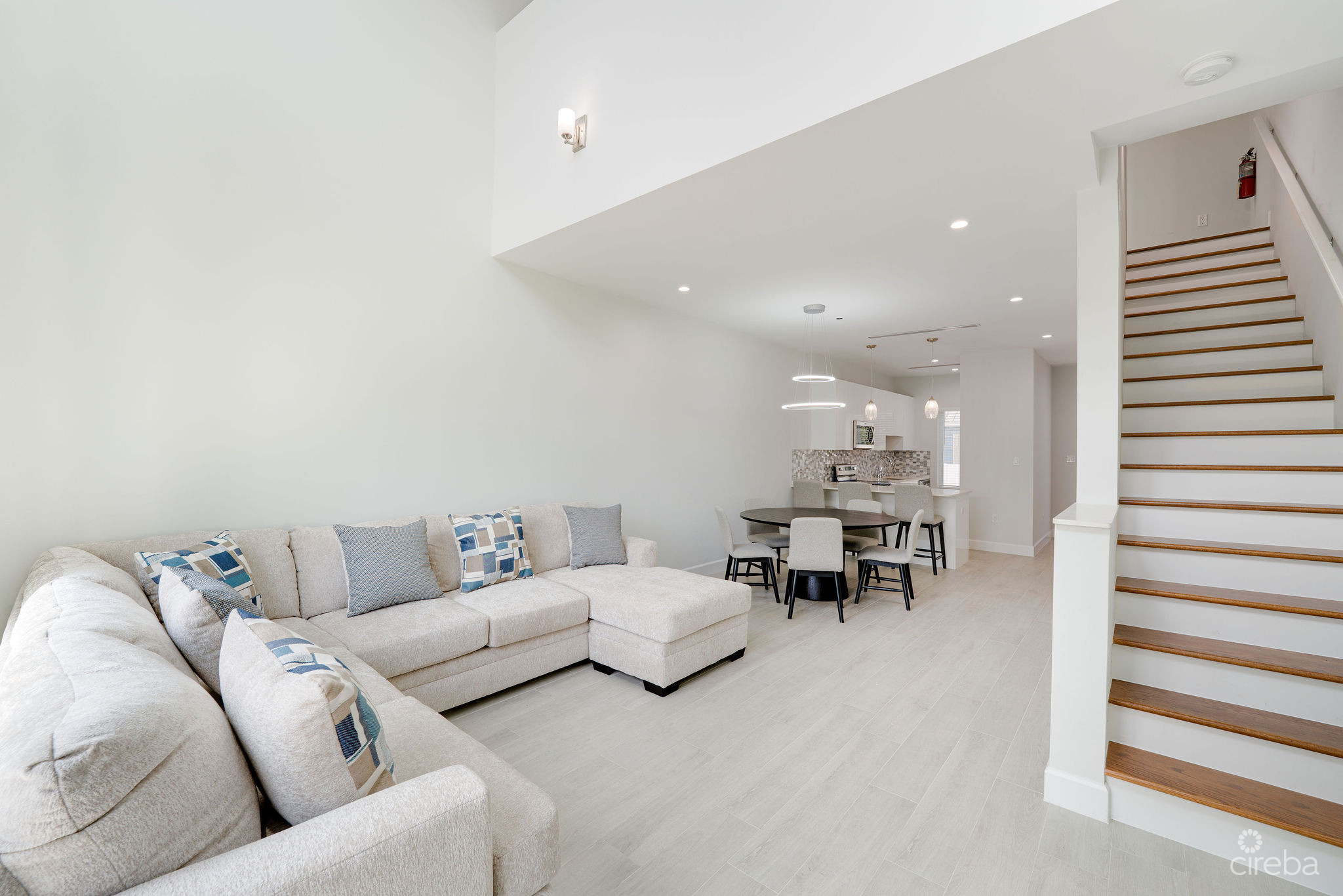 SPACIOUS & MODERN 3 BR TOWNHOME – EXCELLENT LOCATION!