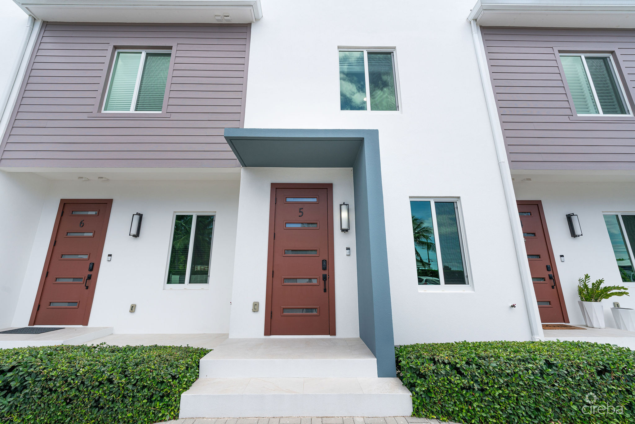 SPACIOUS & MODERN 3 BR TOWNHOME – EXCELLENT LOCATION!