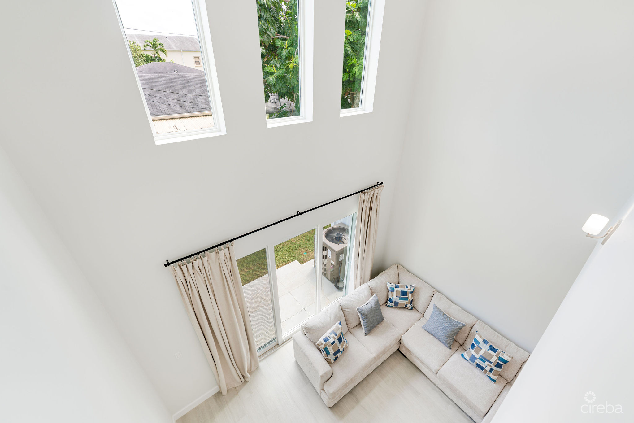 SPACIOUS & MODERN 3 BR TOWNHOME – EXCELLENT LOCATION!