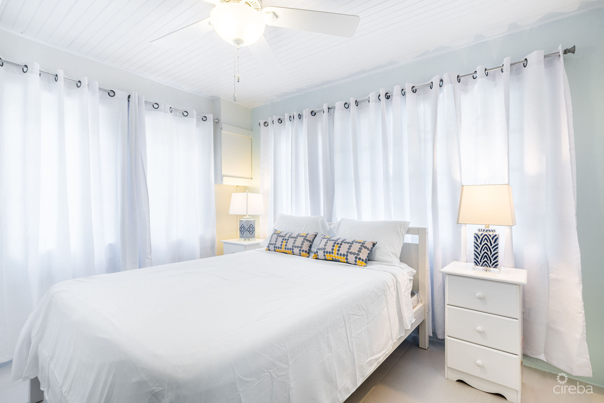 CHARMING OCEANVIEW COTTAGE ACROSS FROM THE SEA ON EXPANSIVE 0.89 ACRE LOT