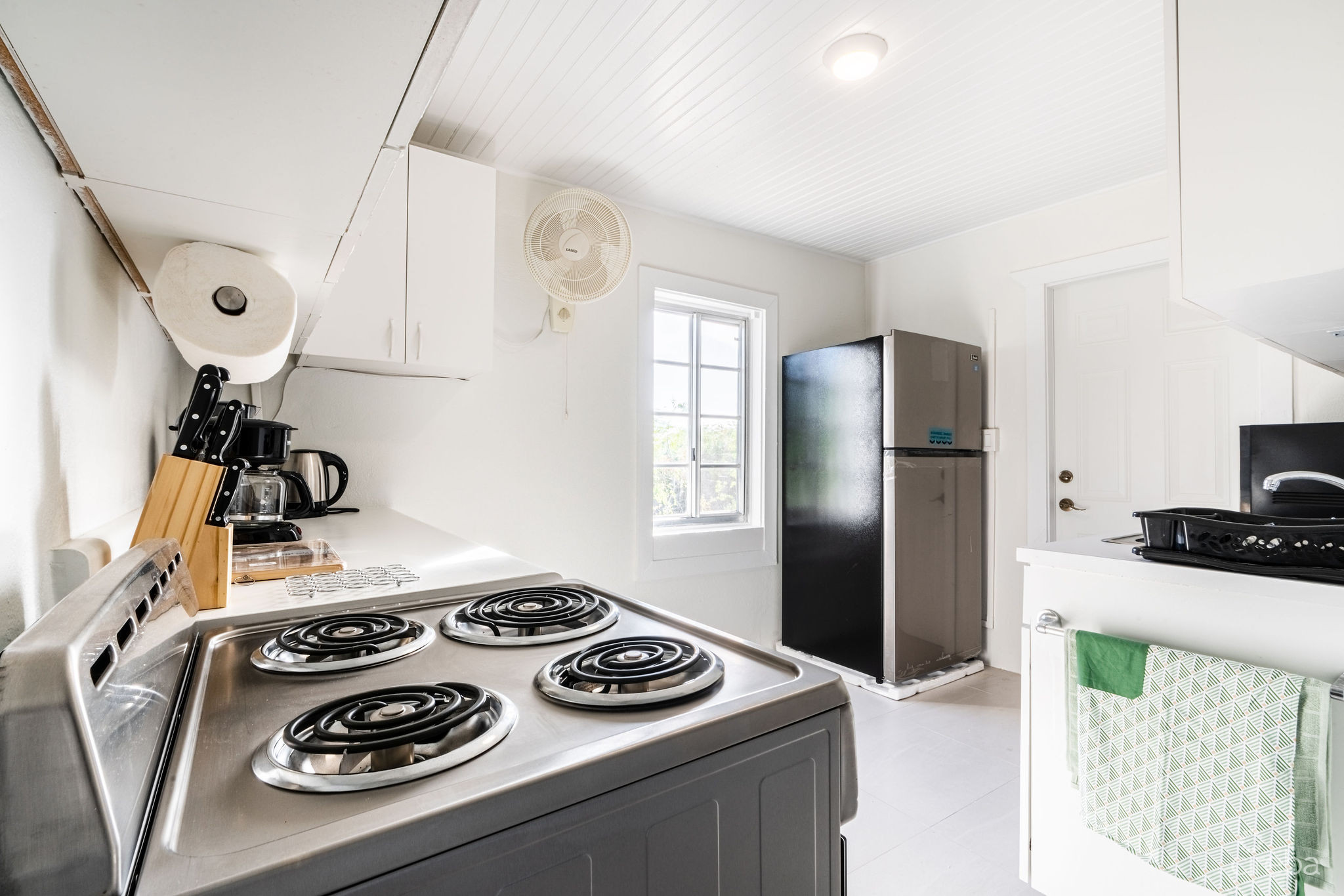 CHARMING OCEANVIEW COTTAGE ACROSS FROM THE SEA ON EXPANSIVE 0.89 ACRE LOT